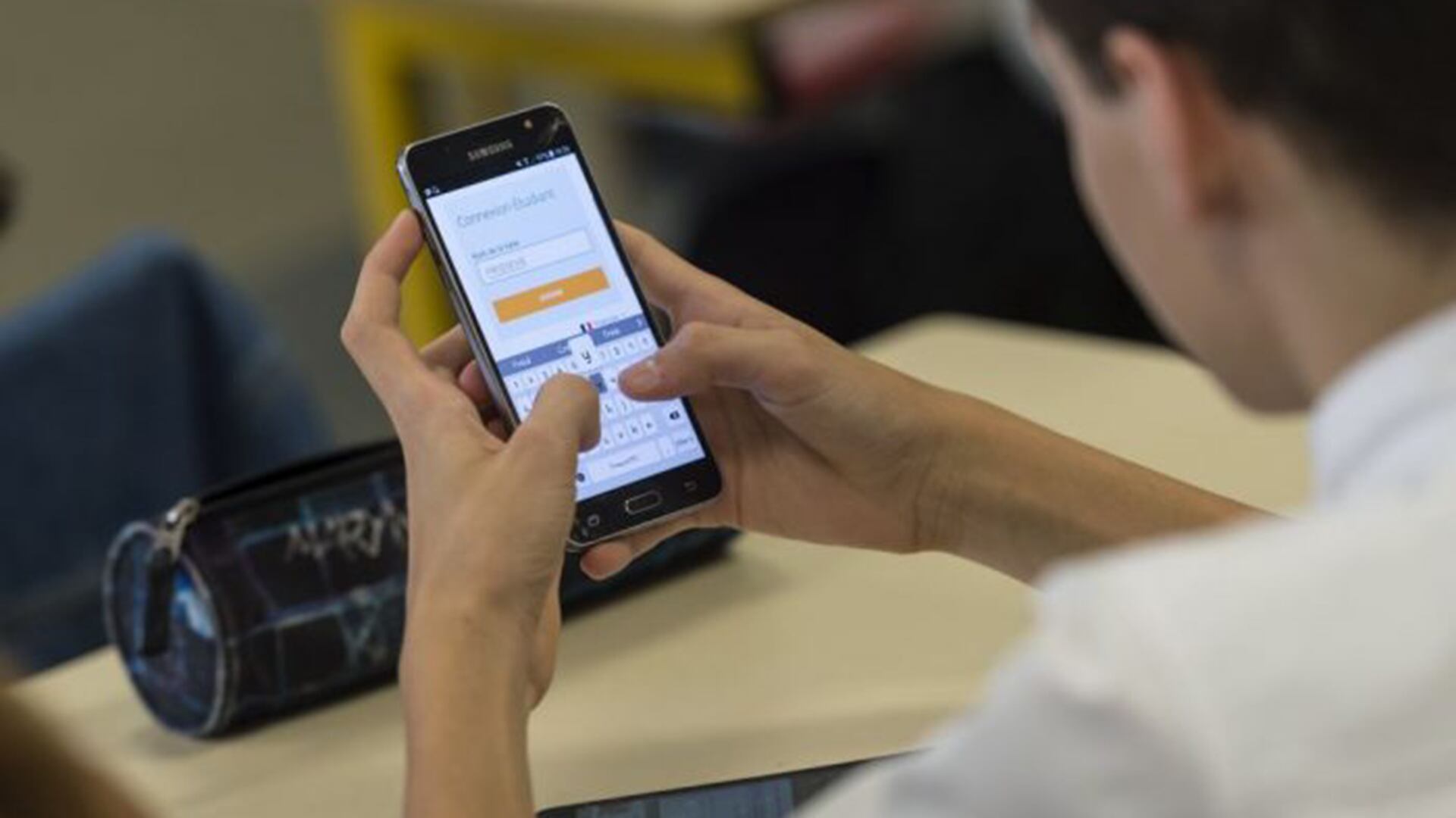 Las autoridades francesas están evaluando esta medida para mejorar las condiciones académicas de los jóvenes estudiantes.