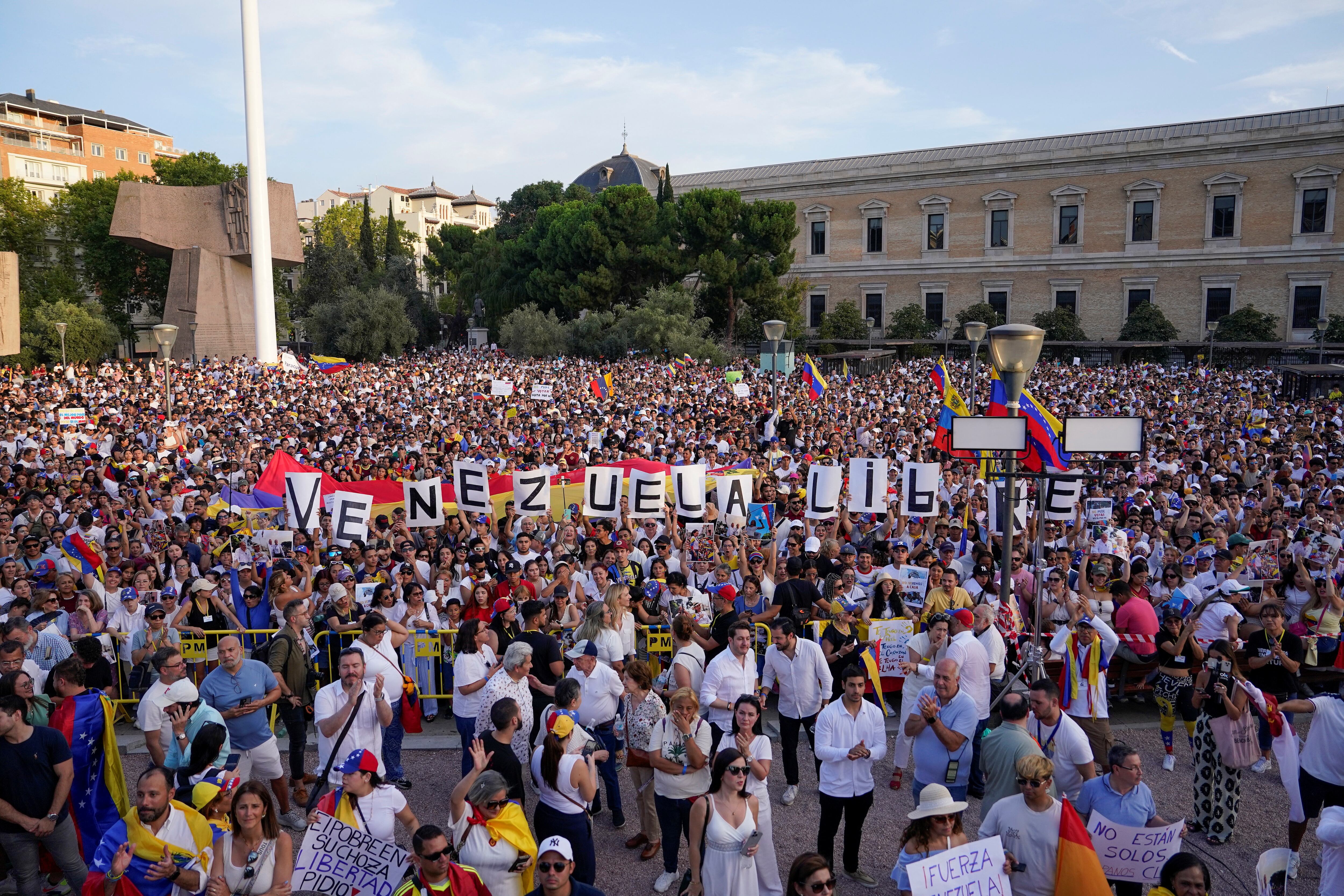 Venezolanos residentes en España se reúnen para exigir paz y democracia en su país en la Plaza de Colón, en Madrid, España, el 28 de julio de 2024 (REUTERS/Ana Beltran)