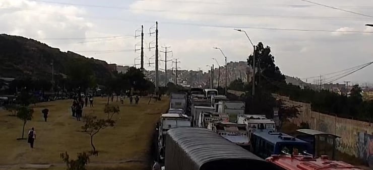 Los ciudadanos optan por caminar ante la congestión en la zona - crédito Bogotá Tránsito / X