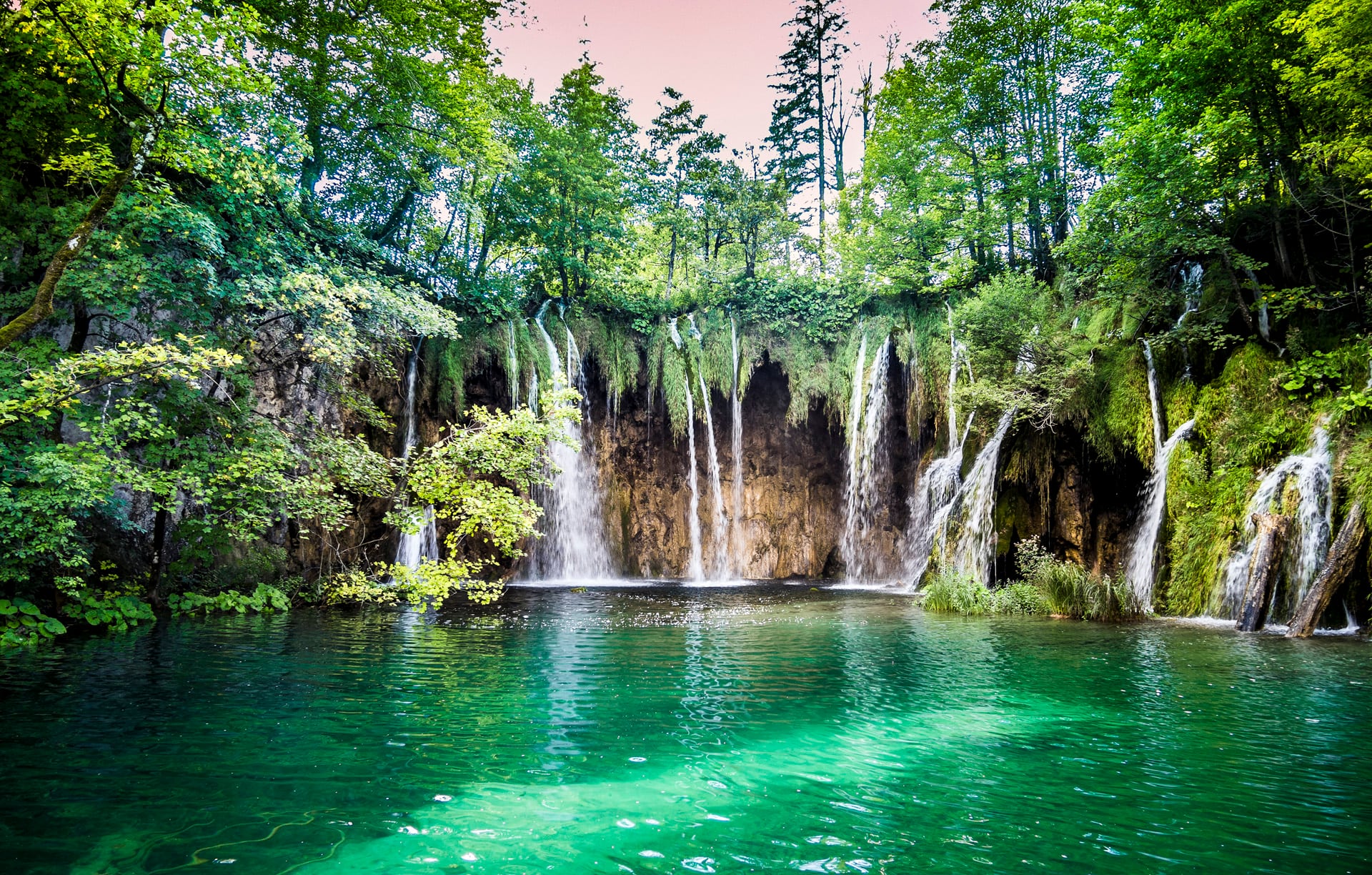 Los dieciséis lagos de Plitvice están divididos en superiores e inferiores, y forman cascadas y estanques de color azul y verde esmeralda (iStock)