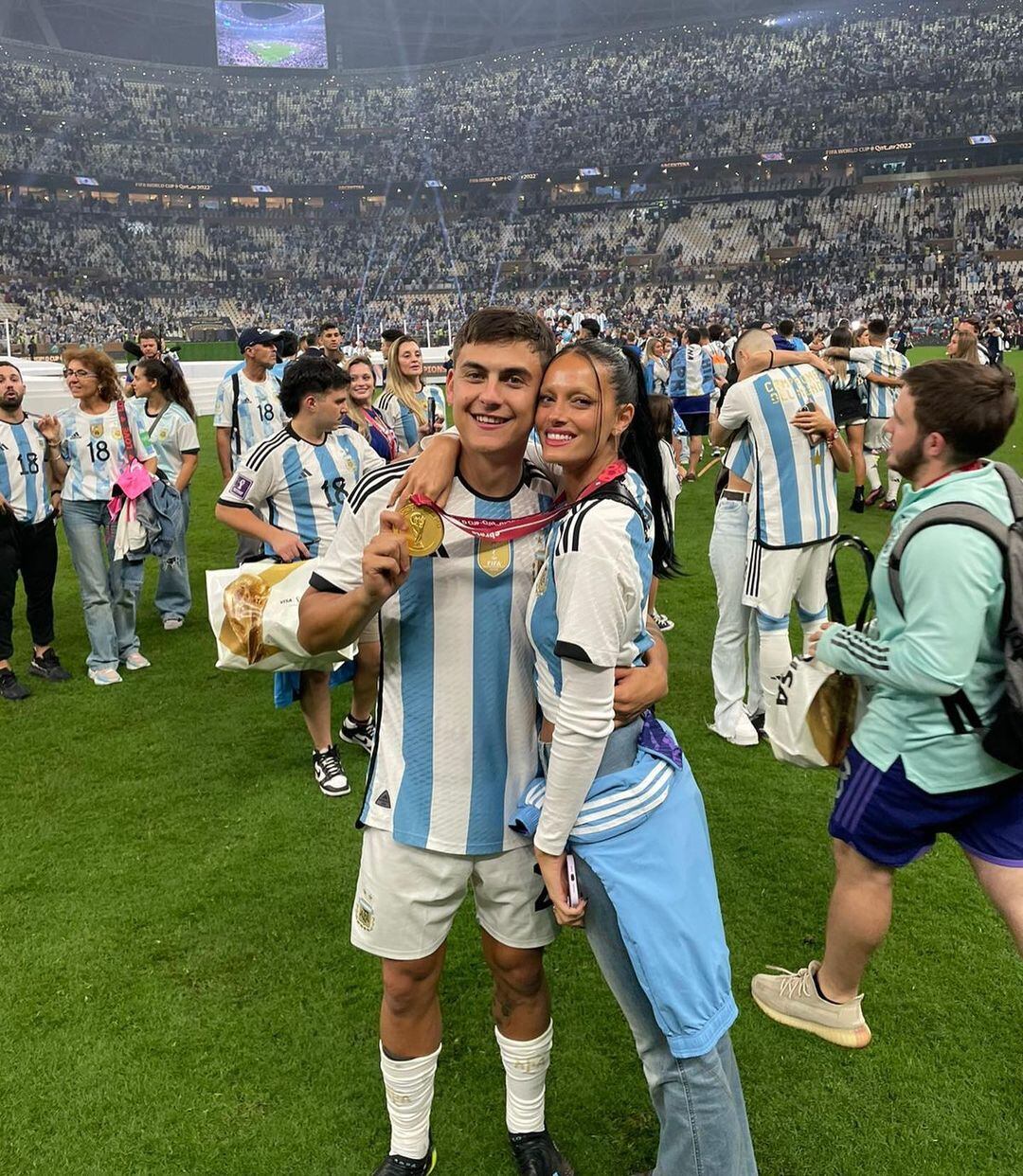 Paulo Dybala y Oriana Sabatini festejan el título mundial de la selección argentina de fútbol en Qatar