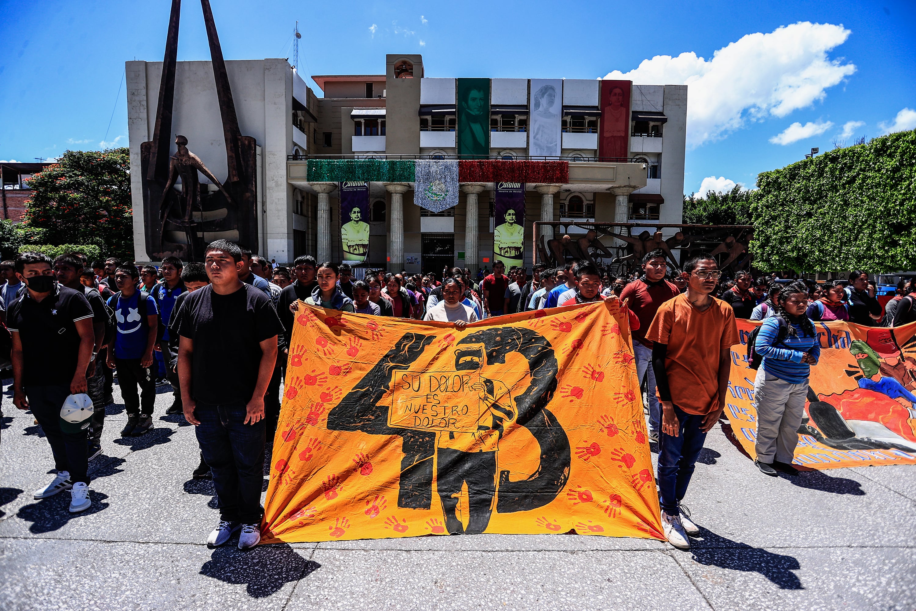 Familiares y amigos de los 43 estudiantes de Ayotzinapa, participan durante una manifestación este sábado en la ciudad de Chilpancingo en el estado de Guerrero (México). EFE/ David Guzmán.
