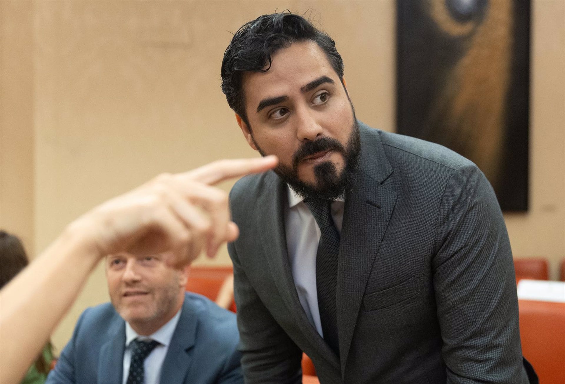 El eurodiputado electo Luis 'Alvise' Pérez Fernández, líder de la agrupación Se Acabó la Fiesta (d), en el Congreso de los Diputados, a 1 de julio de 2024, en Madrid. (Eduardo Parra/Europa Press)
