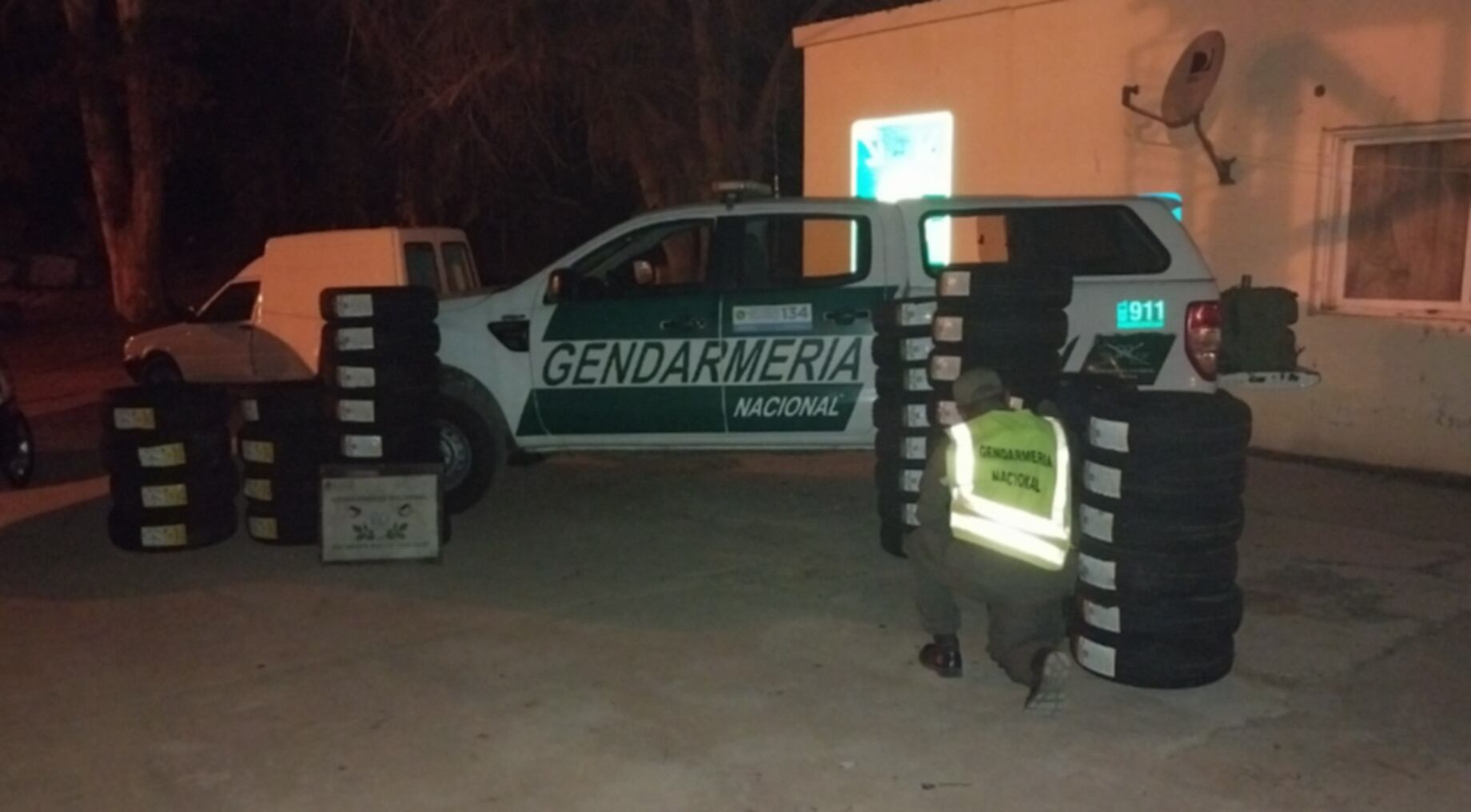 Gendarmería interceptó dos utilitario en San Juan que transportaban más de 40 neumáticos de contrabando (GNA)