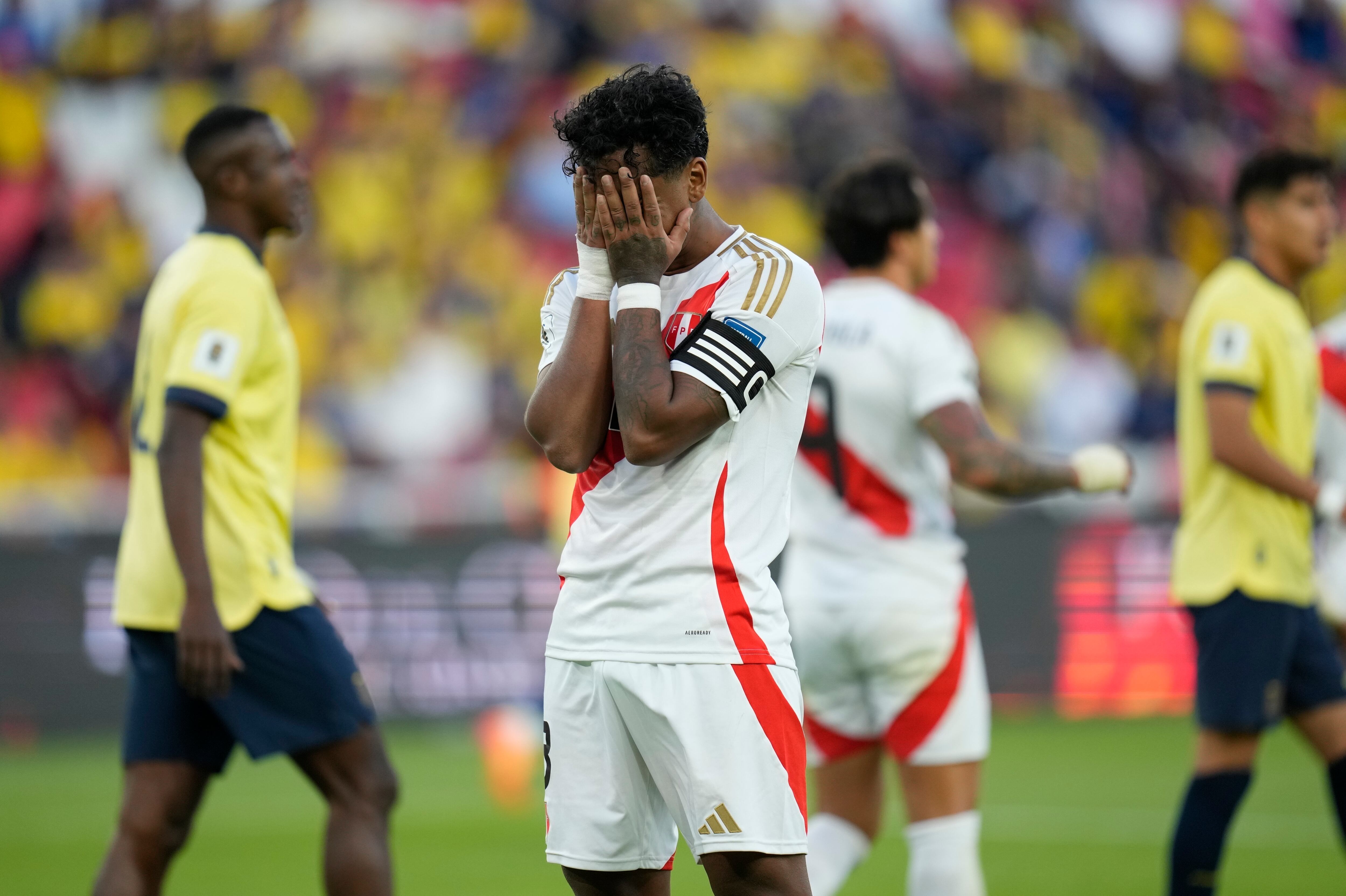 Renato Tapia, de la selección de Perú, se lamenta tras errar una oportunidad ante Ecuador, en un partido de las eliminatorias mundialistas, realizado el martes 10 de septiembre de 2024, en Quito (AP Foto/Dolores Ochoa)