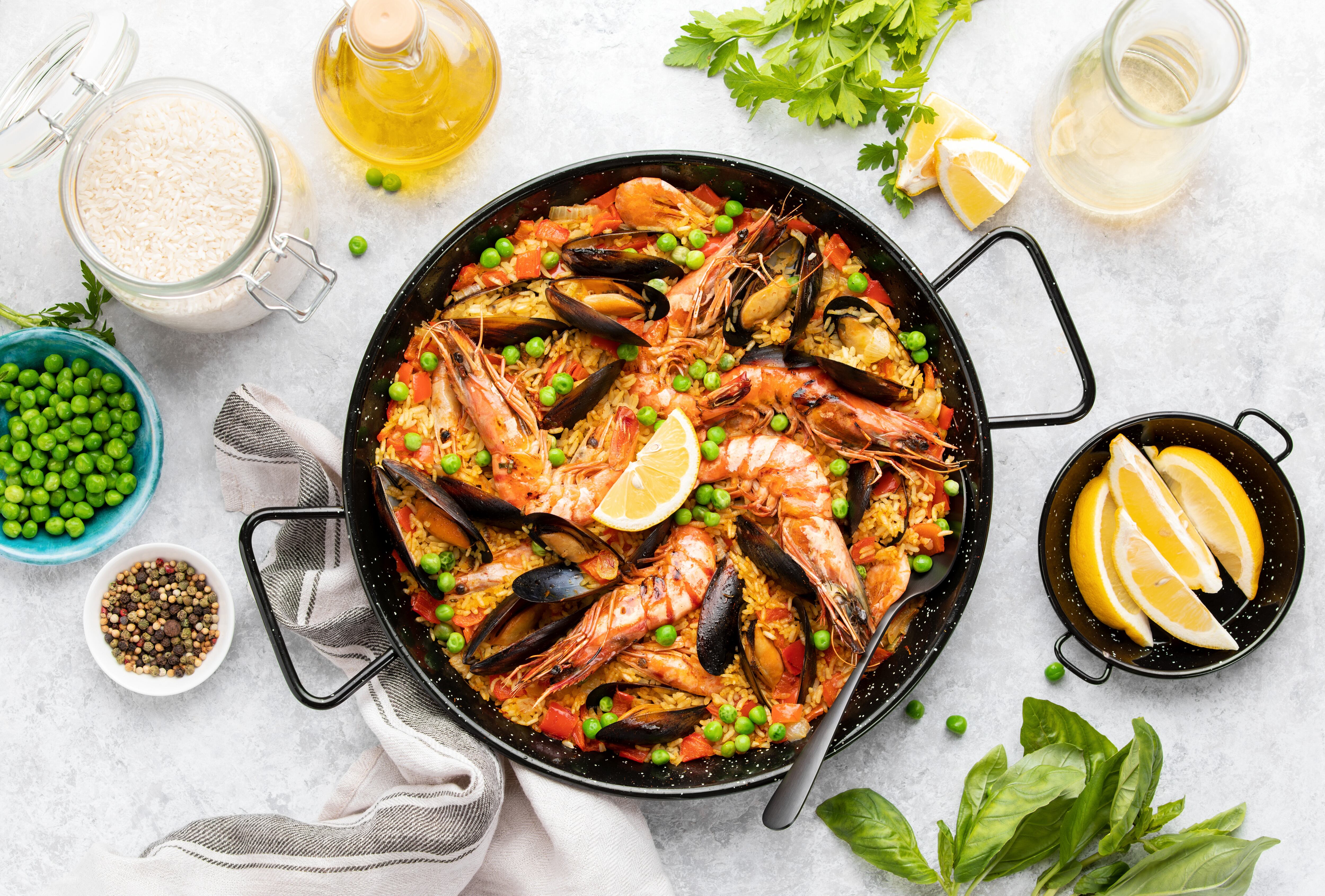 Receta de pealle de marisco con acompañantes (ShutterStock).