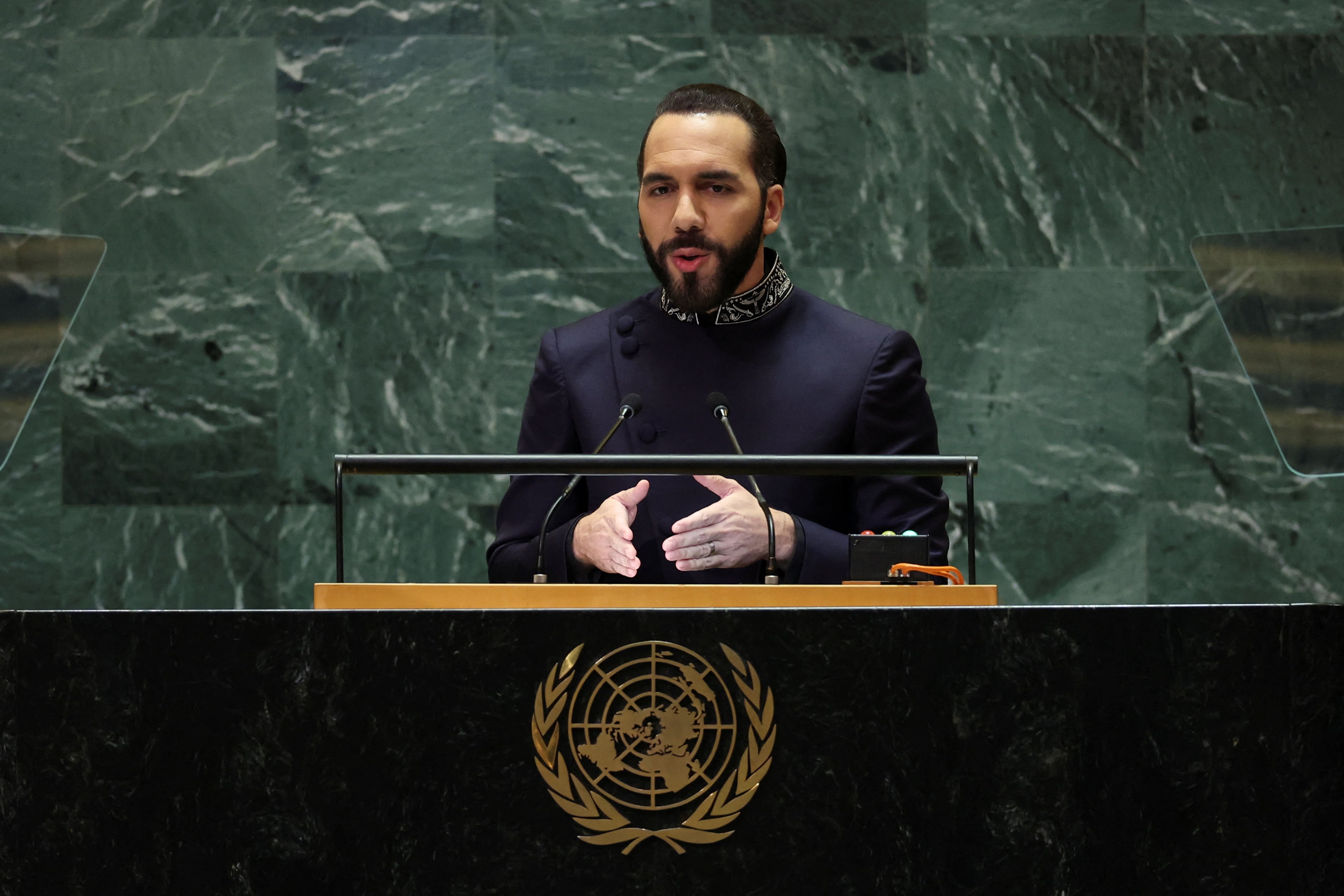 El presidente de El Salvador Nayib Bukele habla durante la reciente Asamblea de las Naciones Unidas donde coincidió en varios puntos de vista con su par argentino Javier Milei. Foto: REUTERS/Mike Segar