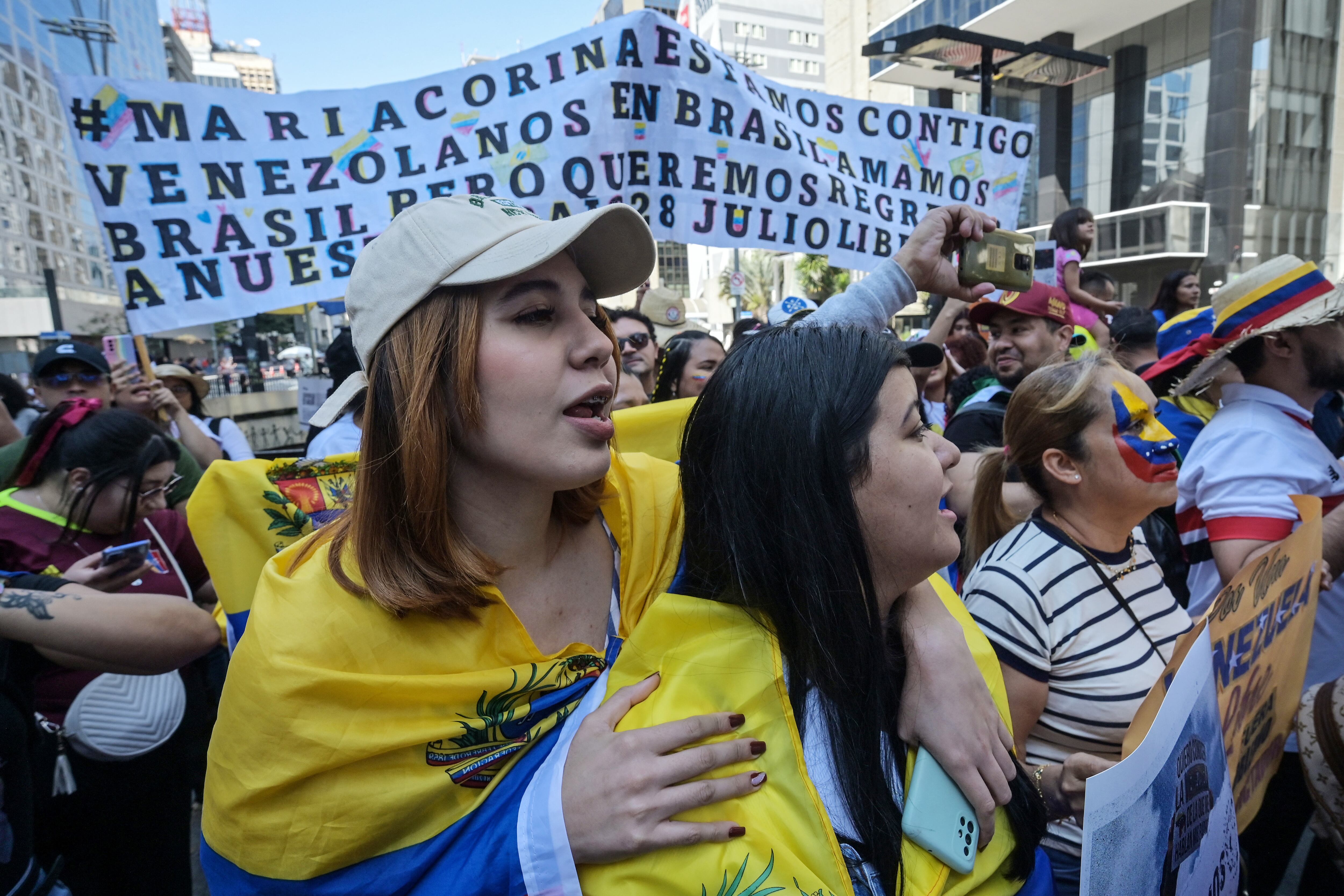 Ciudadanos venezolanos gritan durante una protesta en apoyo a la oposición venezolana en la Avenida Paulista en Sao Paulo, Brasil, el 28 de julio de 2024 (Foto de Nelson ALMEIDA / AFP)