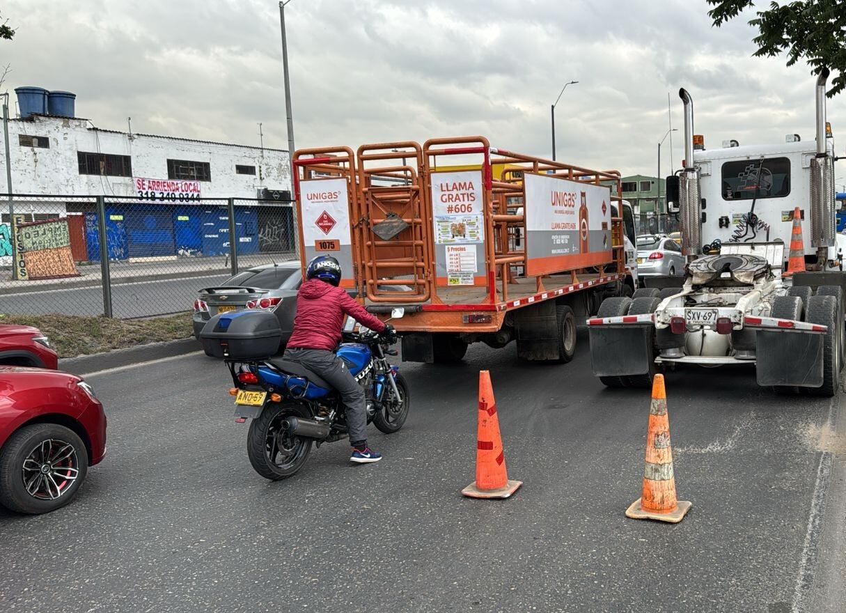 Camión varado en la avenida Ciudad de Cali