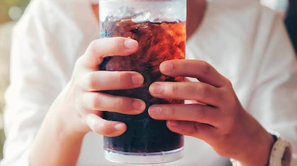 Por qué los refrescos y otras bebidas azucaradas deberían considerarse como un riesgo para la salud, según Profeco