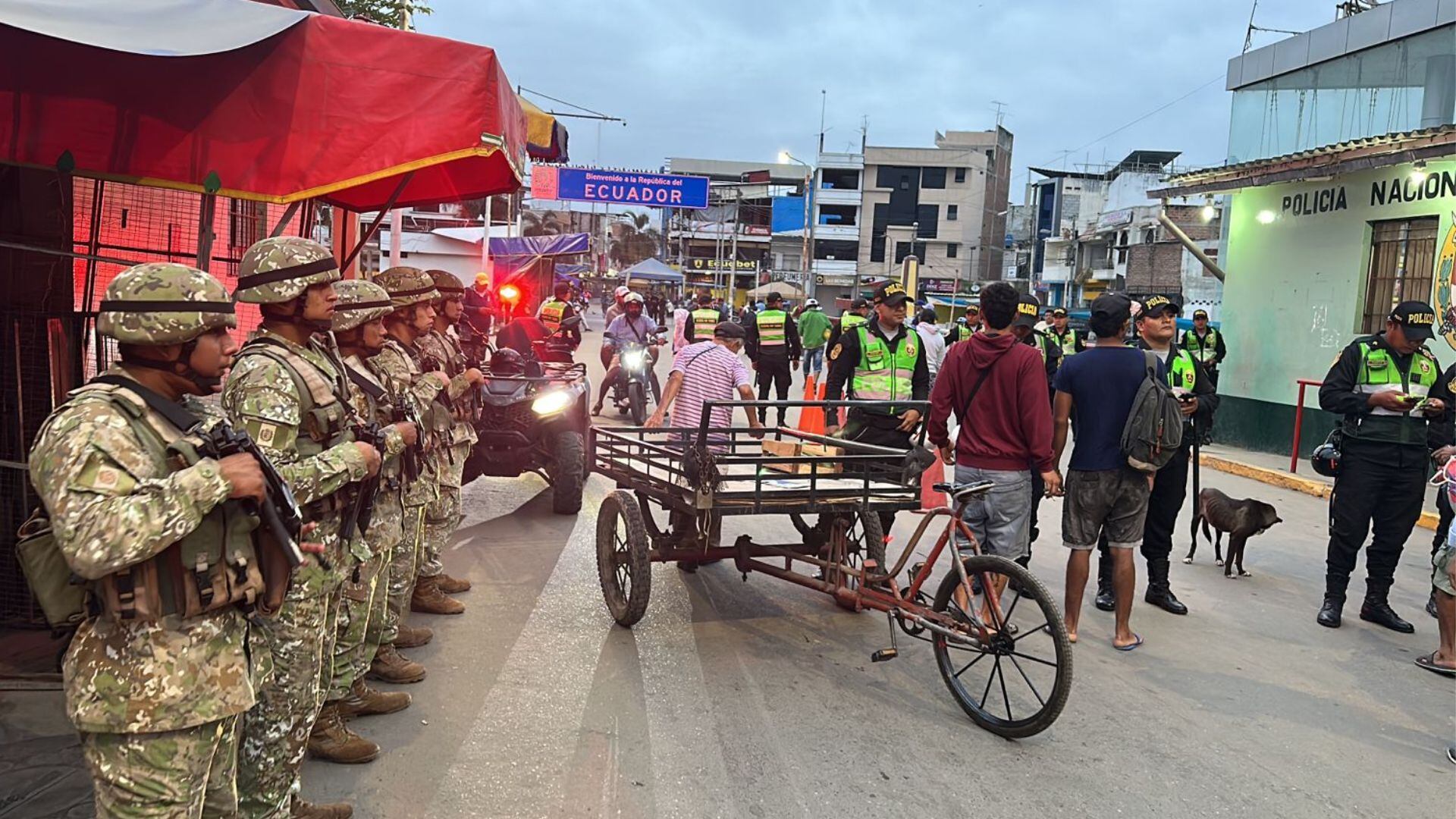 Agentes de la Policía Nacional y de las Fuerzas Armadas resguardan la frontera con Ecuador, en Tumbes, tras la medida de Migraciones de exigir visa y pasaporte a venezolanos para su ingreso al Perú