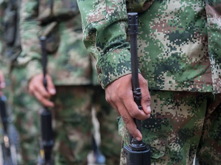 Soldado que buscaba traslado sospecha que fue engañado por un mayor del E}ército Nacional que le cobró $2 millones por ayudarlo - crédito Getty Images