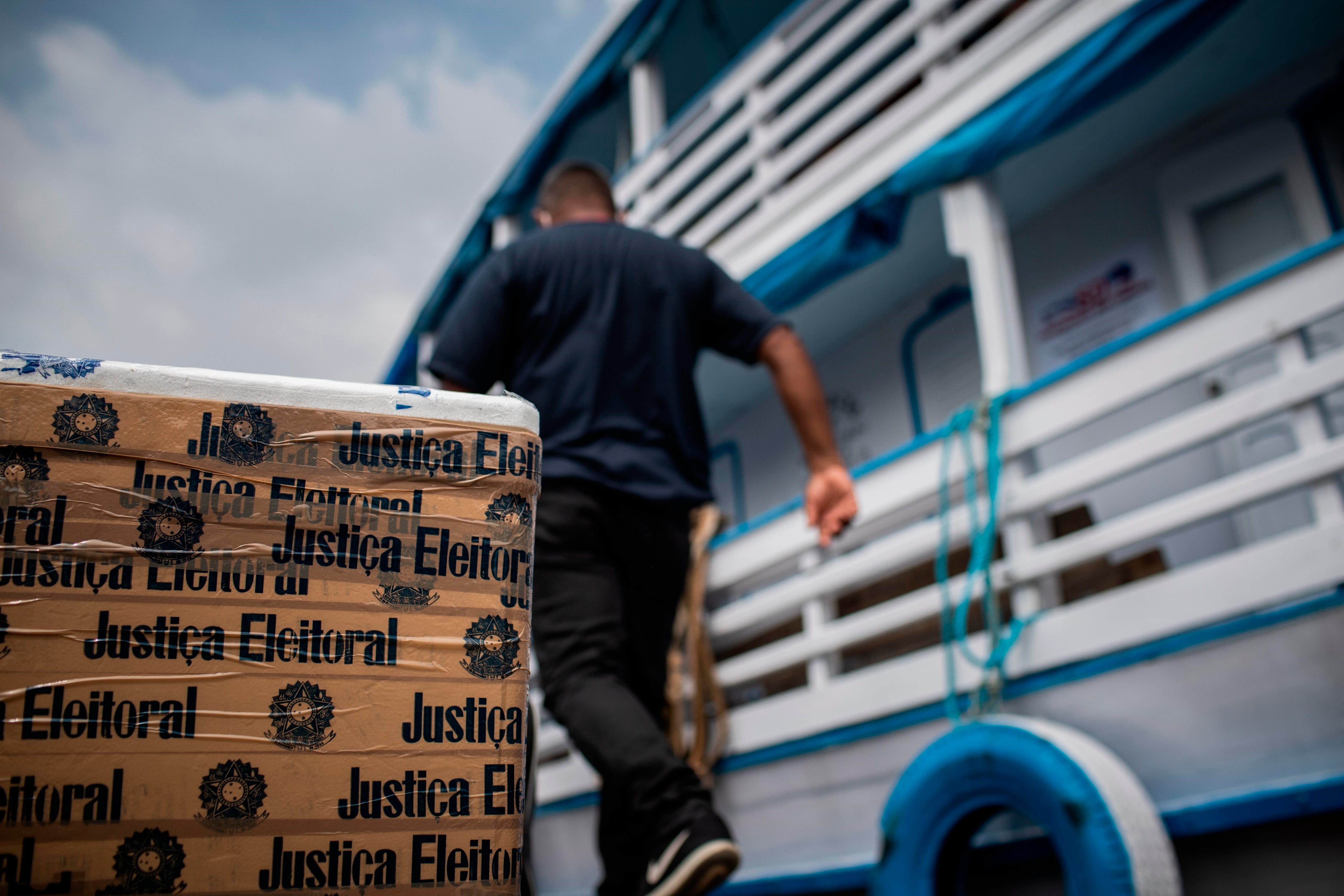 Trabajadores de Justicia Electoral colocan máquinas de votación electrónica en Amazonas (EFE/RAPHAEL ALVES/Archivo)