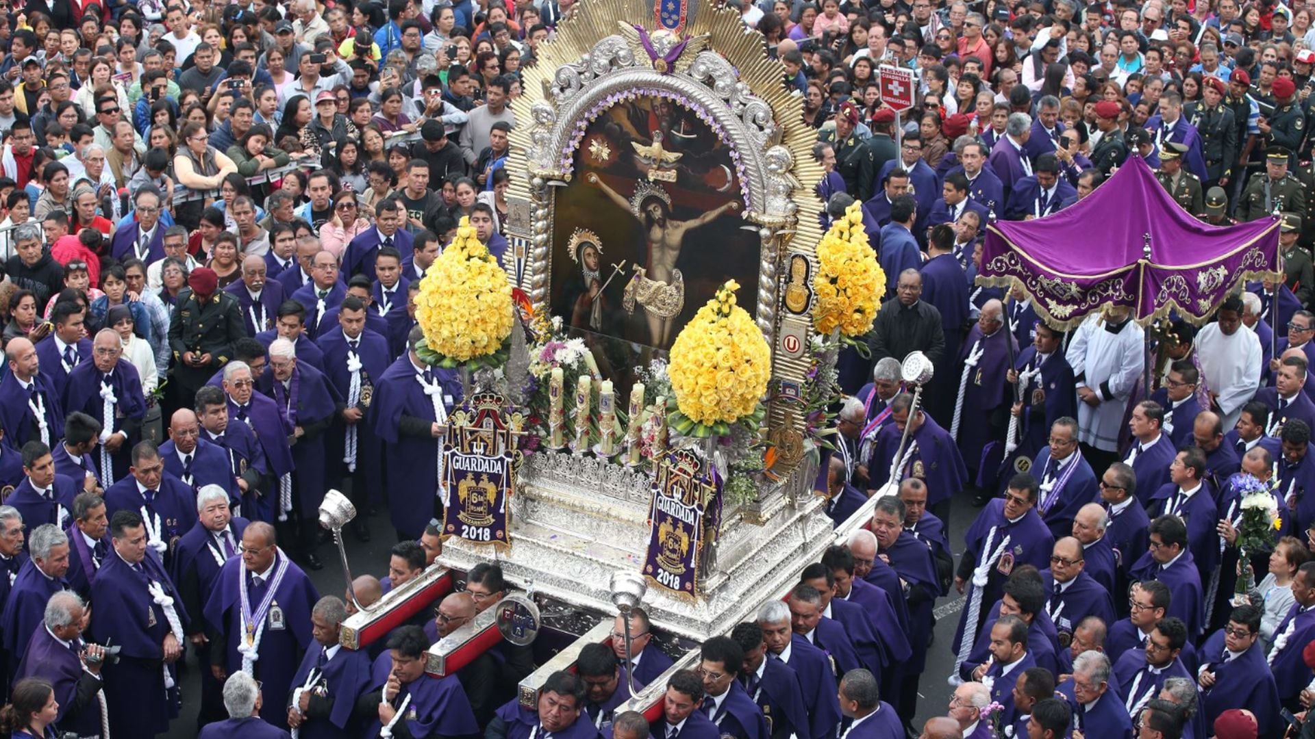 Esta es la razón del porqué muchos fieles católicos usan hábito morado durante el mes de octubre