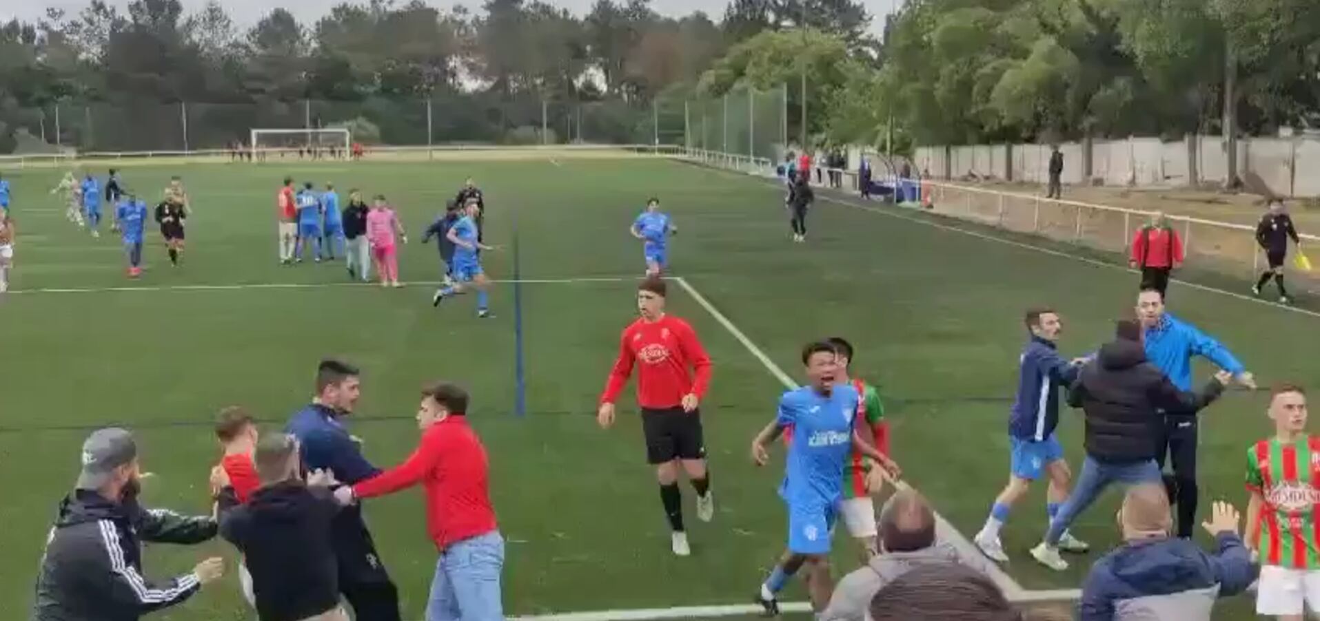 Momento de la pelea entre el Racing Vilalbés B y el San Ciprián celebrado el domingo en el campo de A Fonte, en Cospeito (Lugo, Galicia) (@SaulinCDLU)