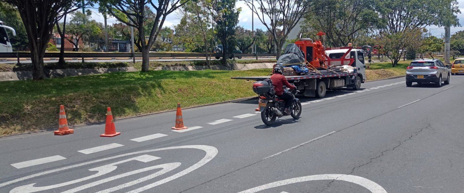 Autoridades se dirigen al punto para evitar que se forme un trancón por cuenta del vehículo varado que ocupa uno de los carriles - crédito @BogotaTransito/X