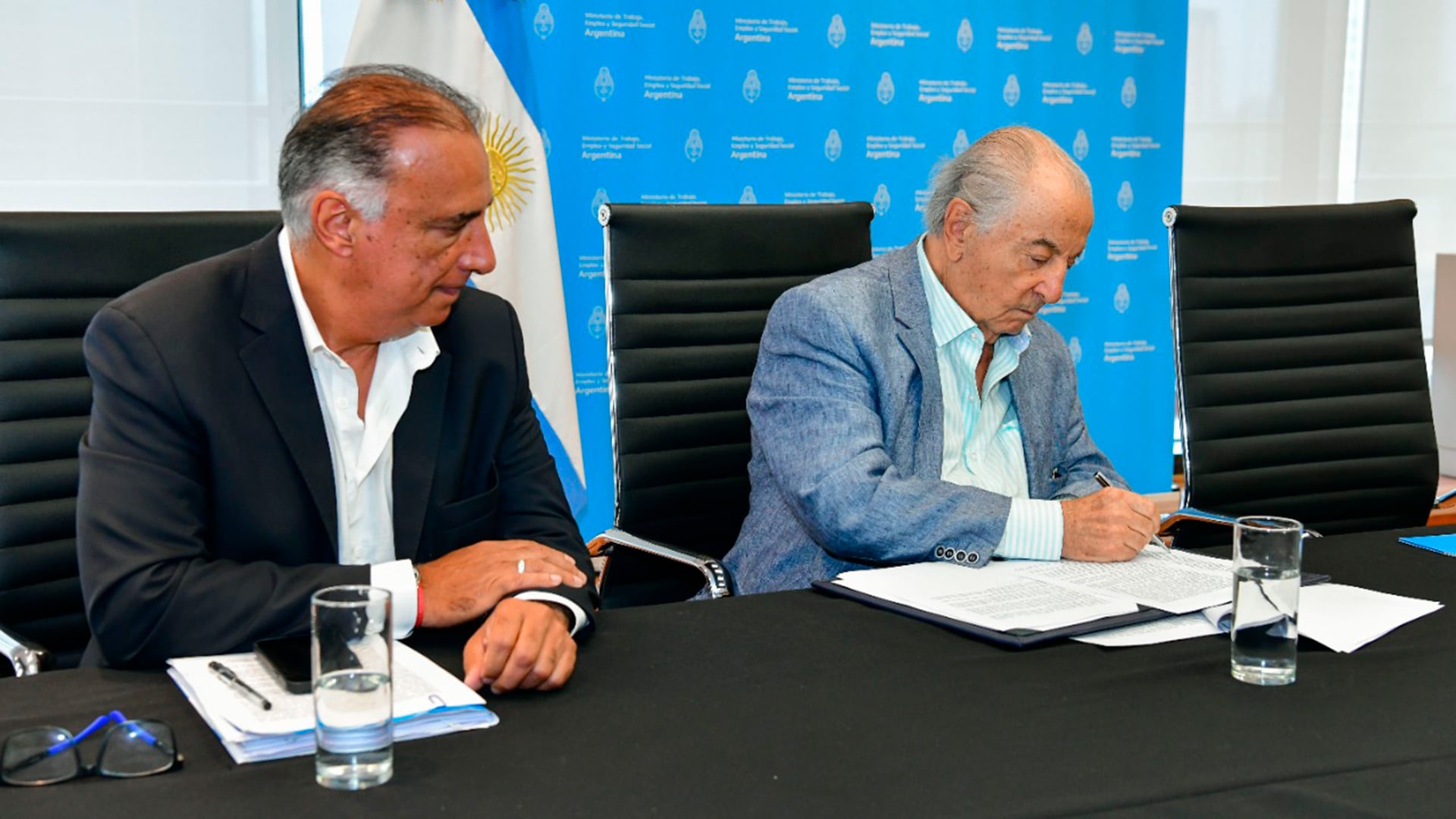 Armando Cavalieri, Carlos Pérez y la ministra Kelly Olmos, en la firma de las paritarias de Comercio