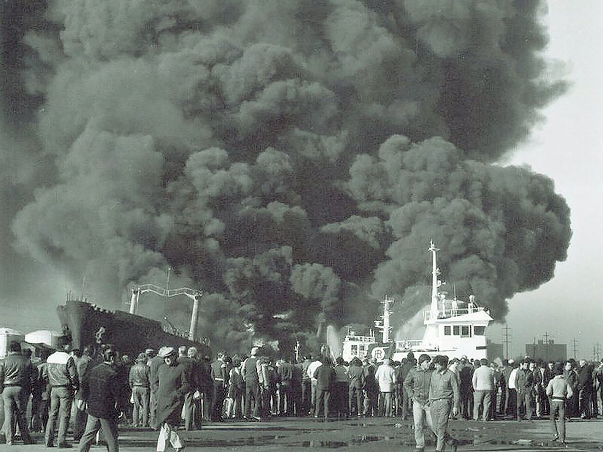 Explosión del buque tanque "Perito Moreno" en Dock Sud