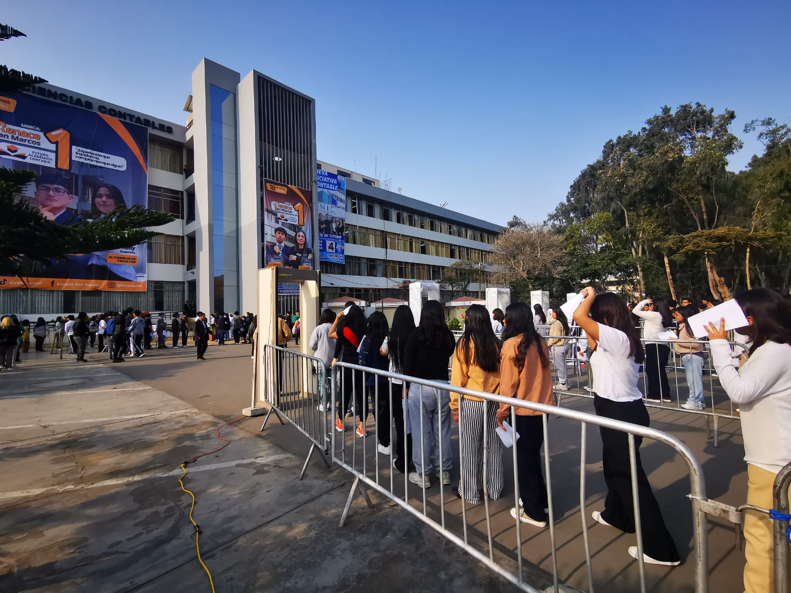 Miles de jóvenes ingresan a la Universidad San Marcos para rendir examen de adnisión en la famosa Decana de América