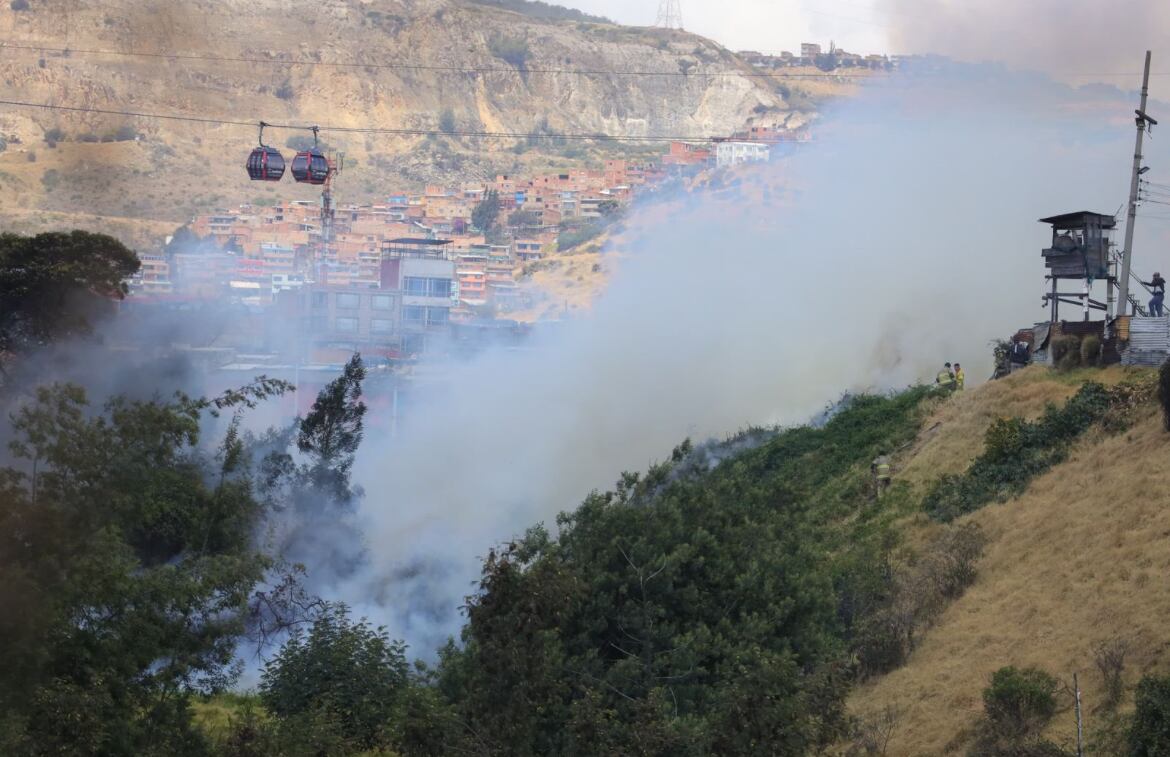 El incendio se presentó entre la Av Villavicencio y la Av Boyacá, los bomberos llegaron al lugar controlando la situación - crédito @bomberosbogota