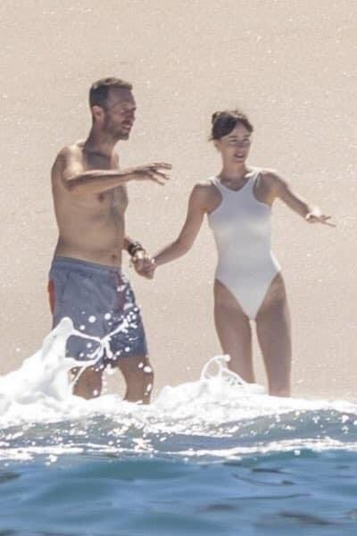 Dakota Johnson y Chris Martin en Puerto Vallarta foto: X