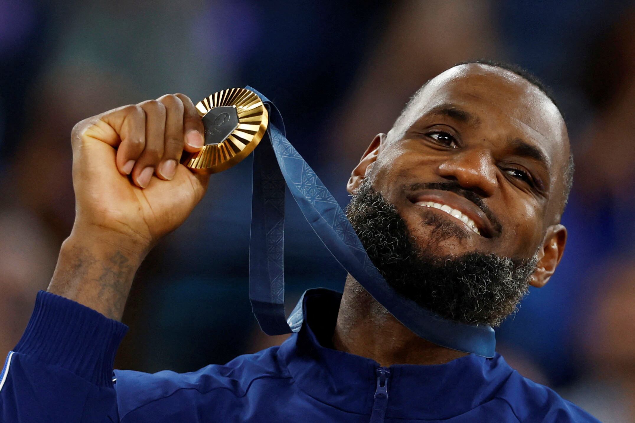 Bercy Arena, París, Francia - 10 de agosto de 2024. Lebron James de Estados Unidos posa con su medalla de oro en los Juegos Olímpicos de París (REUTERS/Evelyn Hockstein TPX IMÁGENES DEL DÍA)