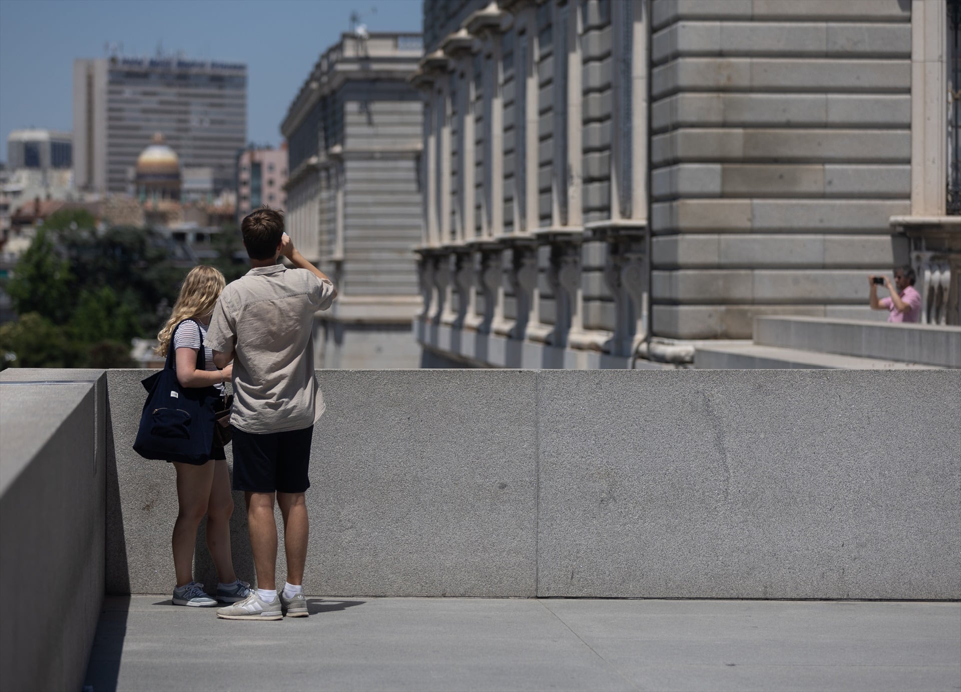 Dos turistas en el centro de Madrid el pasado mes de julio. (Eduardo Parra / Europa Press)