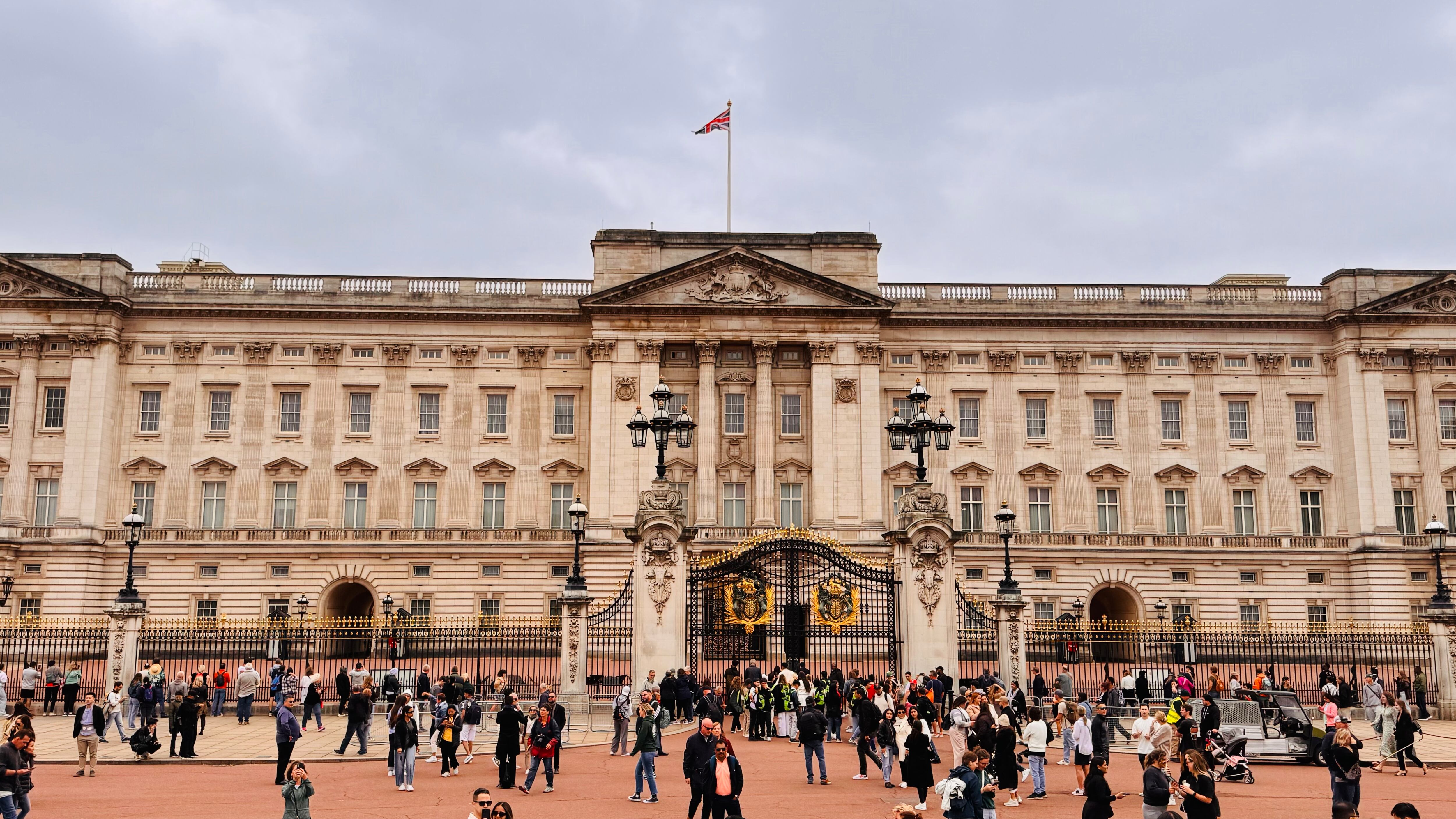 Lugares icónicos de Londres que no pueden faltar en tu visita. La capital del Reino Unido ofrece una rica mezcla de historia, cultura y modernidad. Desde el Tower of London hasta el palacio de Buckingham, un repaso por los rincones que definen esta ciudad única