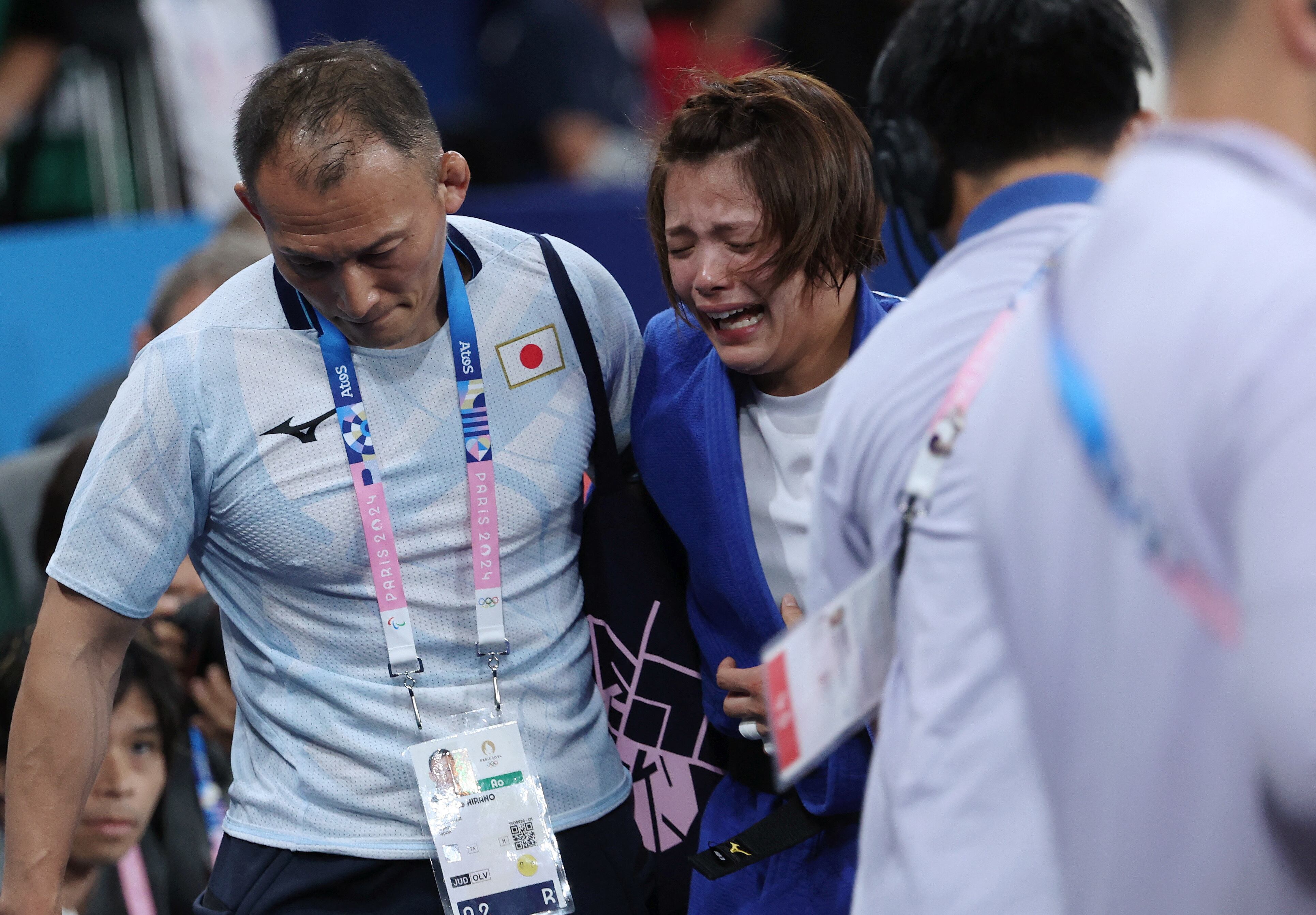 El llanto de la judoca japonesa, respaldada por su entrenador (REUTERS/Kim Kyung-Hoon)