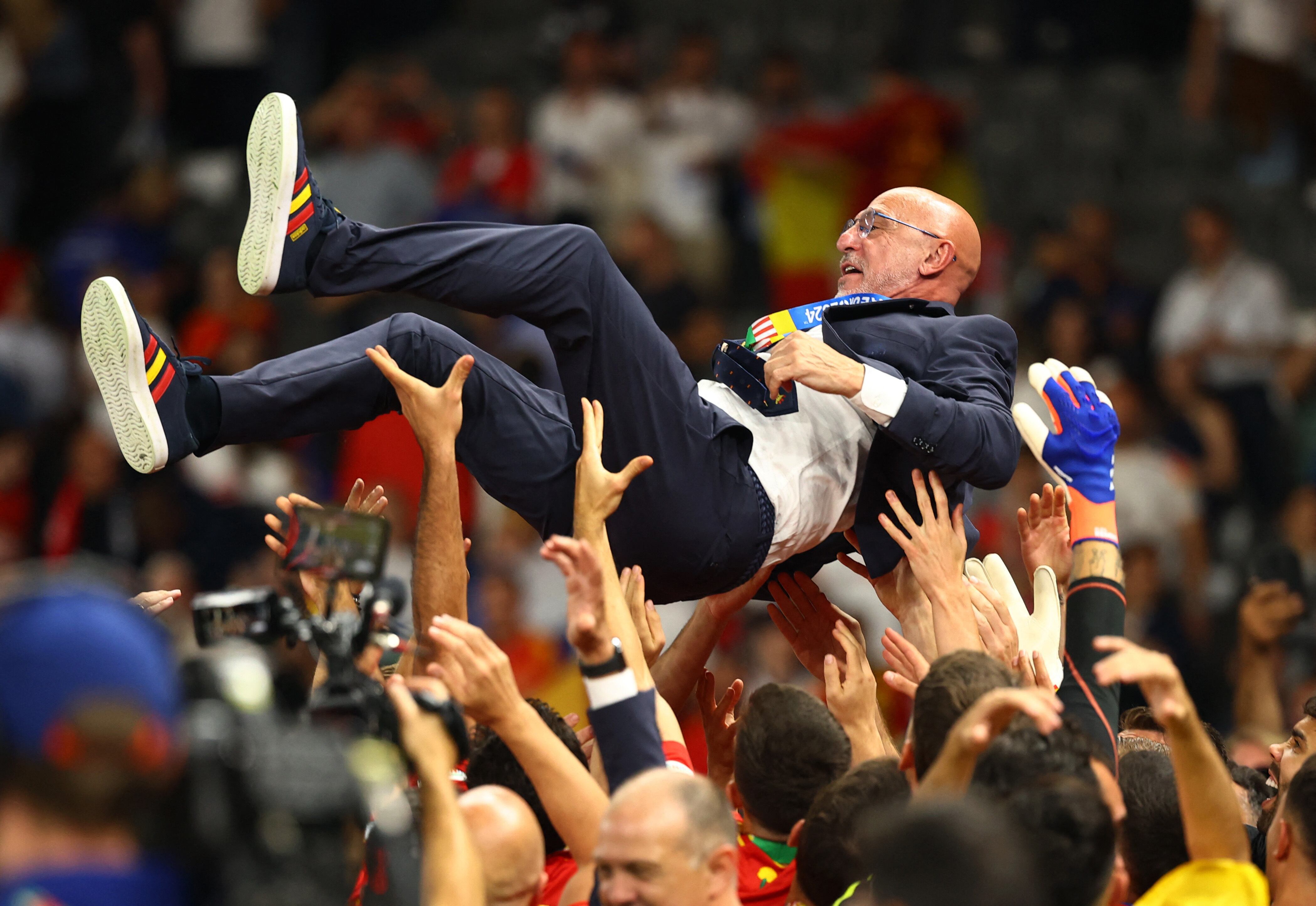 Luis de la Fuente en medio de la celebración del título en Berlín (Reuters/Kai Pfaffenbach