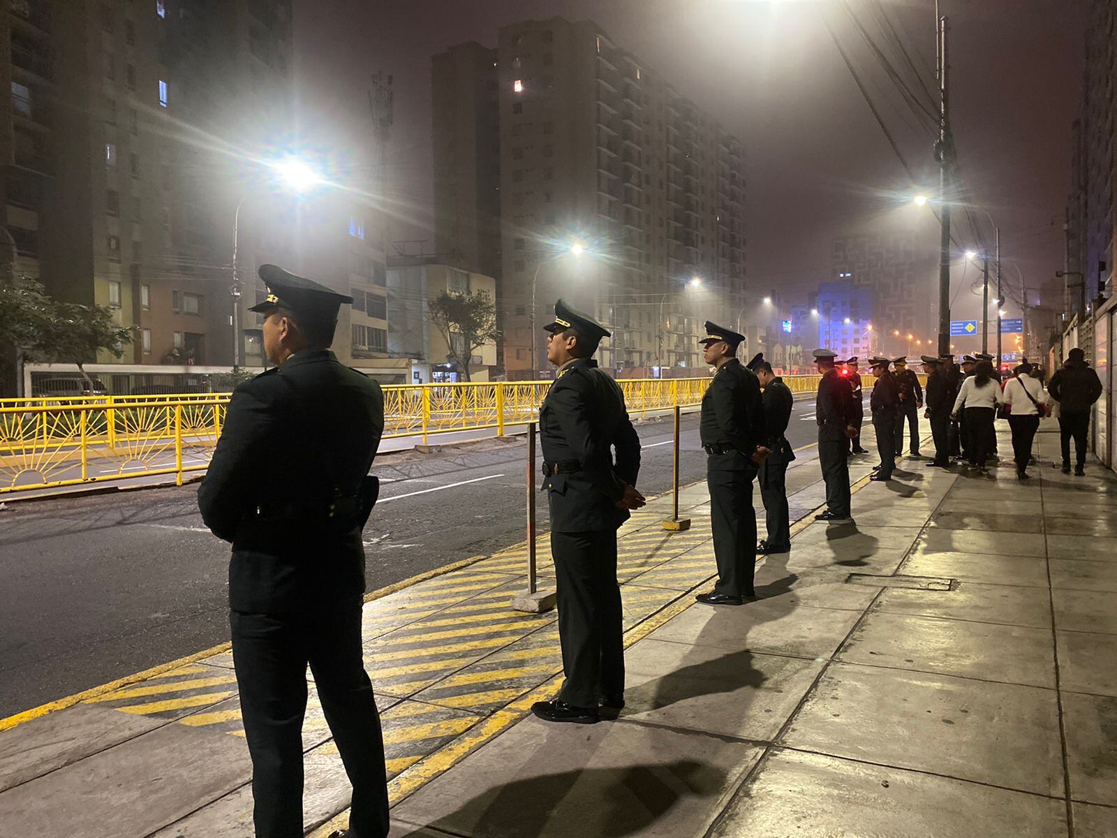 Desde las primeras horas del lunes 29 de julio, decenas de personas ya separaron su espacio para poder disfrutar del Desfile y Gran Parada Militar 2024 | Infobae / Clara Giraldo