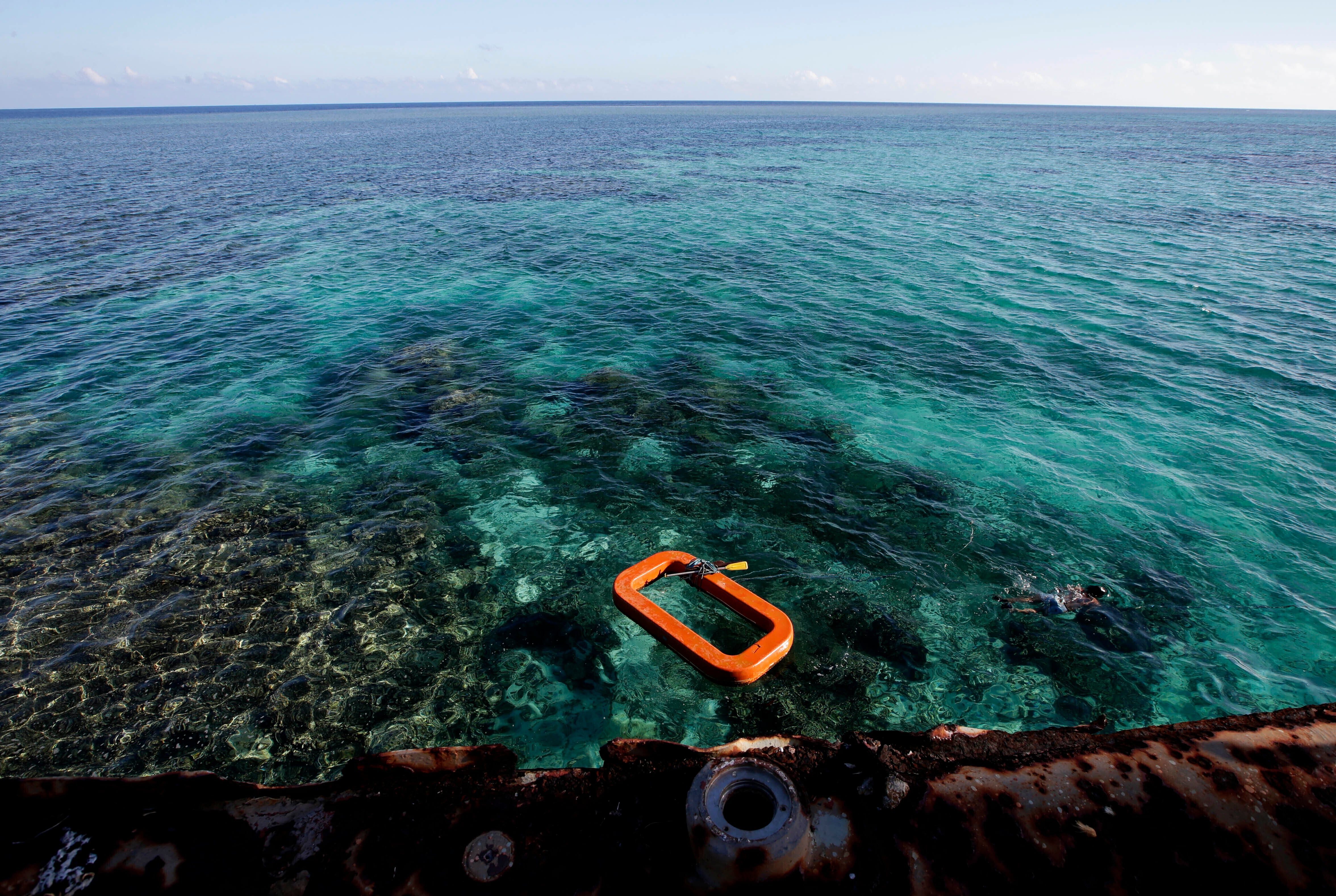 Un elemento de la Marina de Filipinas en las aguas del atolón Ayungin, el 30 de marzo de 2014, en el mar de la China Meridional. (AP Foto/Bullit Marquez, Archivo)