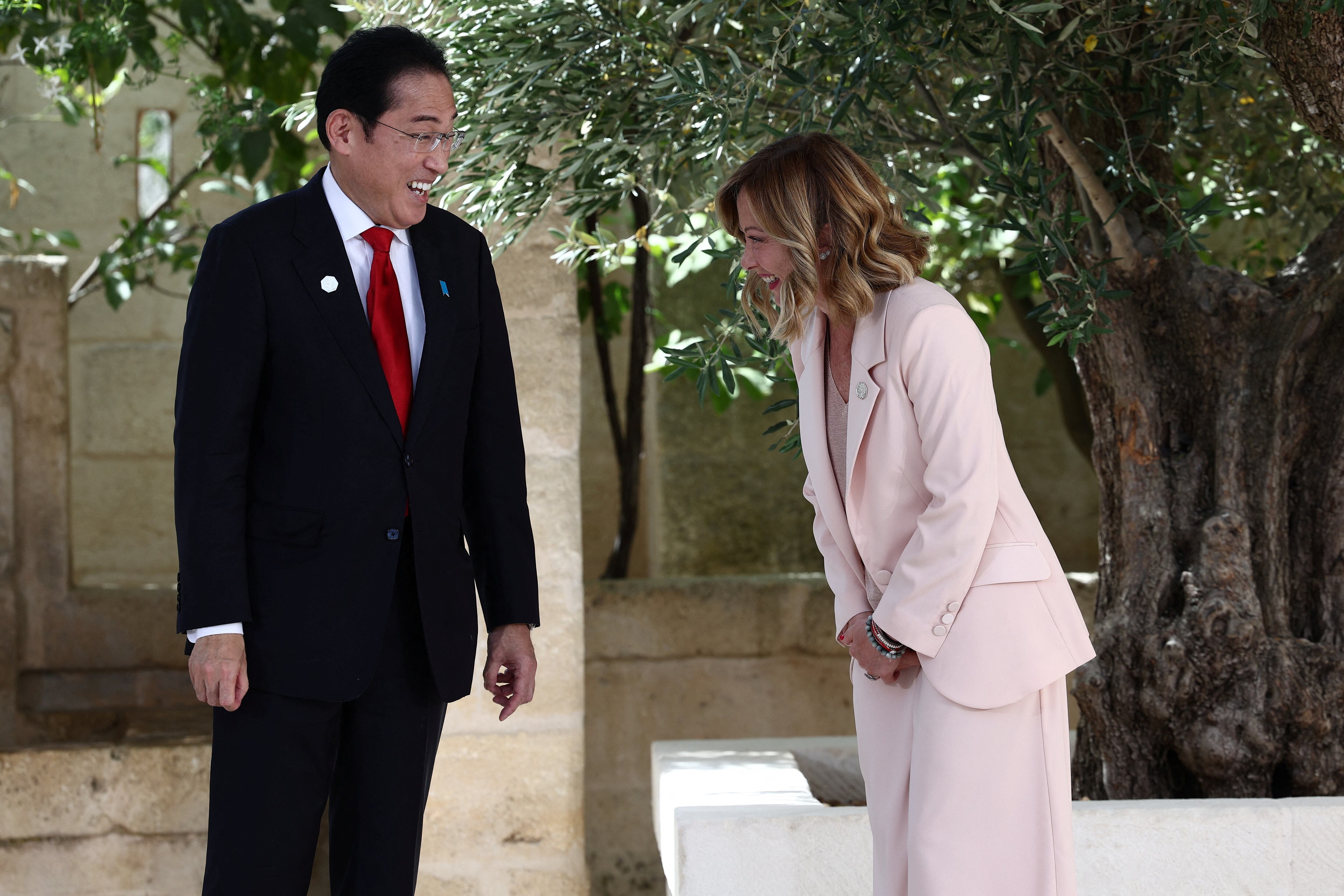 Con el premier japonés Fumio Kishida (REUTERS/Guglielmo Mangiapane)