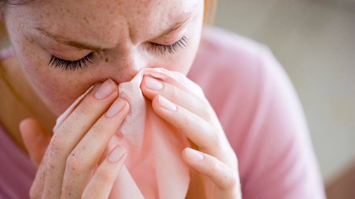 El enjuague nasal con solución salina es una alternativa simple para aliviar la congestión nasal causada por las alergias