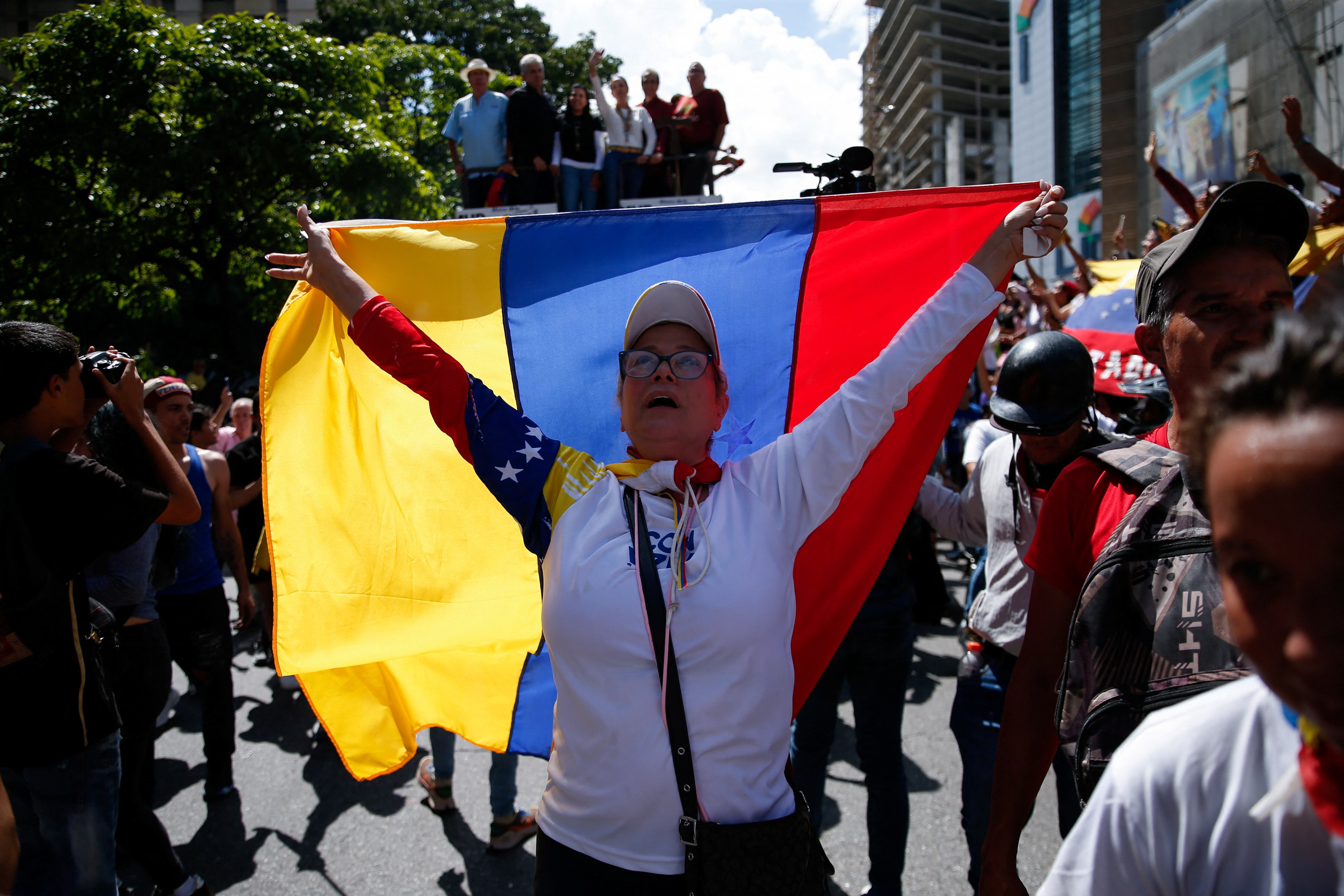 Una mujer estira la bandera venezolana durante la protesta contra el fraude en Caracas (REUTERS/Leonardo Fernandez Viloria)