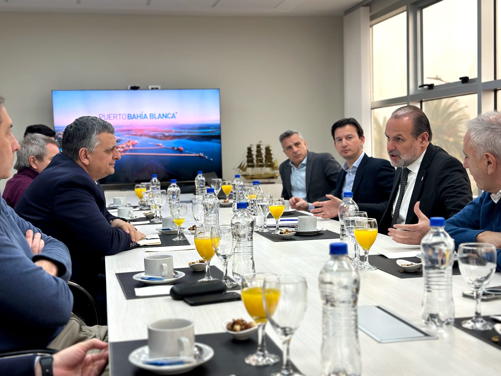 El intendente de Bahía Blanca, Federico Susbielles y el presidente de YPF, Horacio Marín