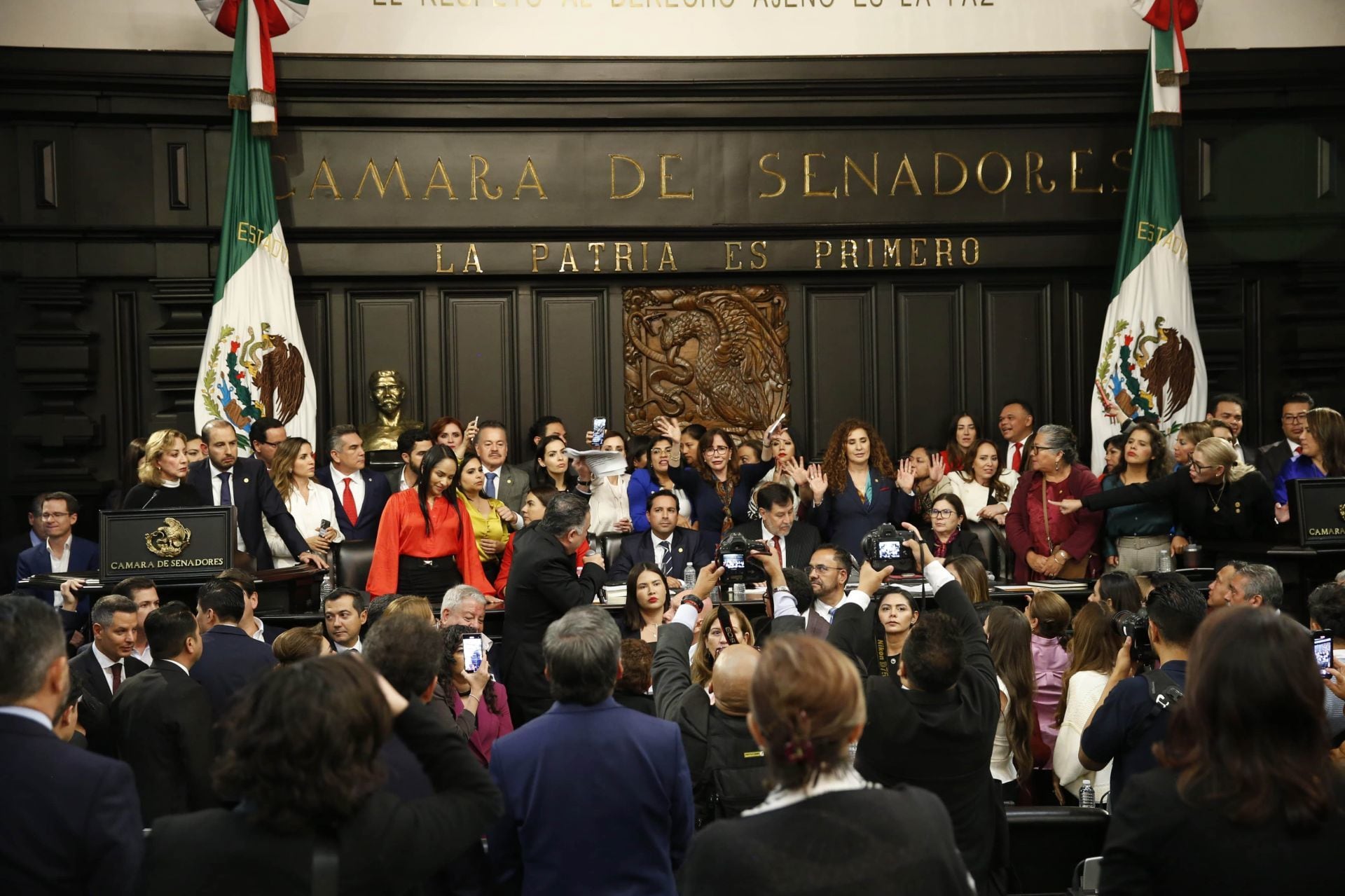 CIUDAD DE MÉXICO, 10SEPTIEMBRE2024.- Senadores panistas toman la tribuna durante la discusión de la Reforma al Poder Judicial que se está llevando a cabo en la Vieja Casona de Xicoténcatl, luego de que en la tarde manifestantes irrumpieron el pleno del Senado, sede Reforma. FOTO: CUARTOSCURO.COM