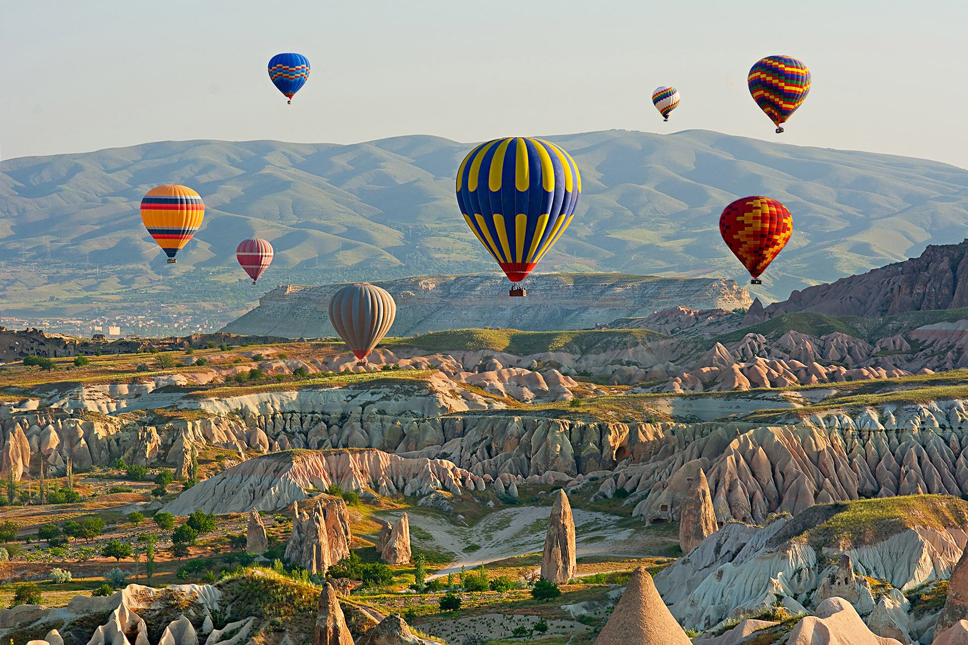 Göreme, en Capadocia, es conocido por sus formaciones rocosas y estructuras excavadas en piedra (Getty)