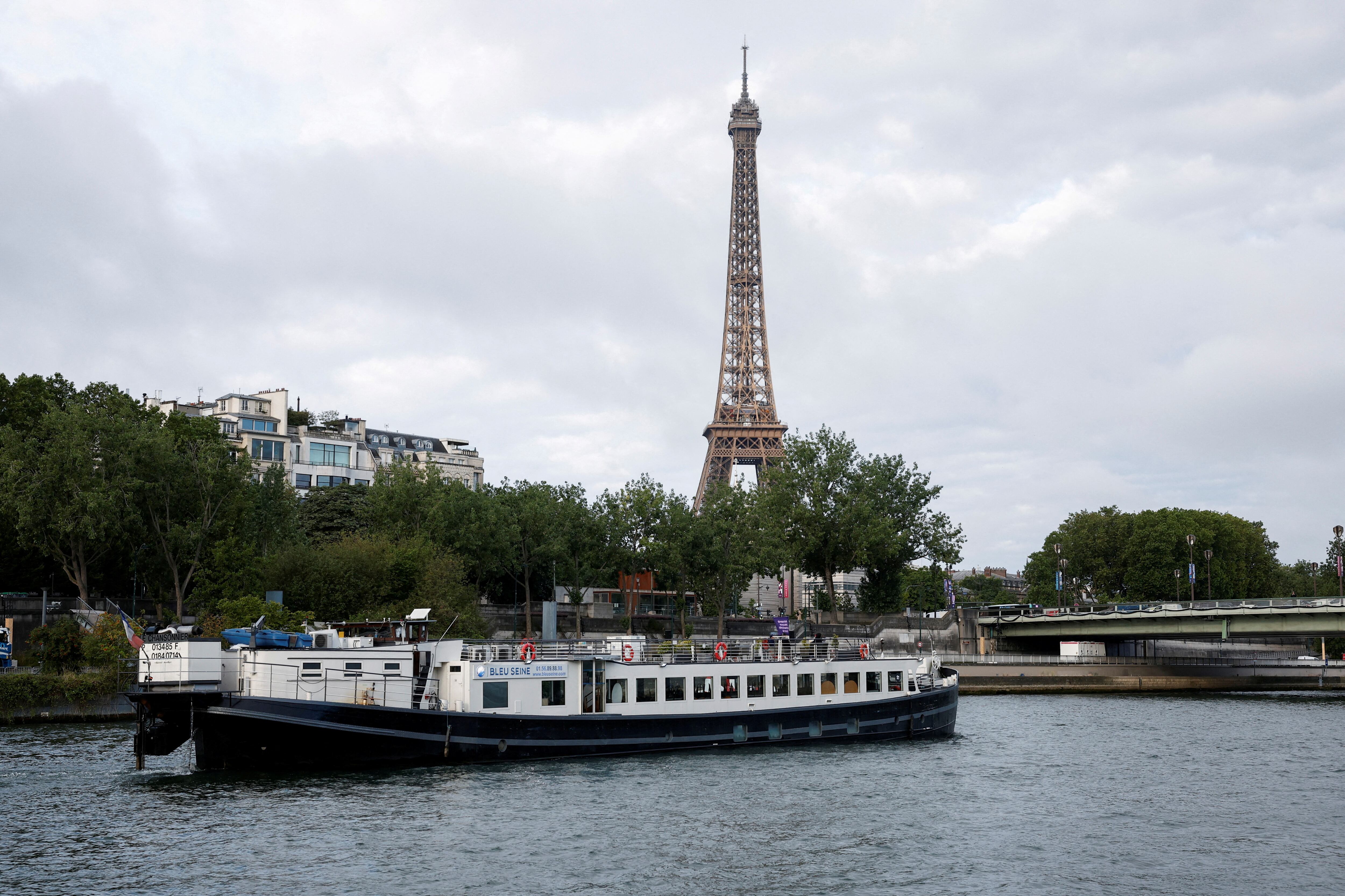 Un bote circula por el río Sena, escenario central de la ceremonia de apertura de los Juegos Olímpicos París 2024 (Foto: REUTERS/Benoit Tessier/File Photo)