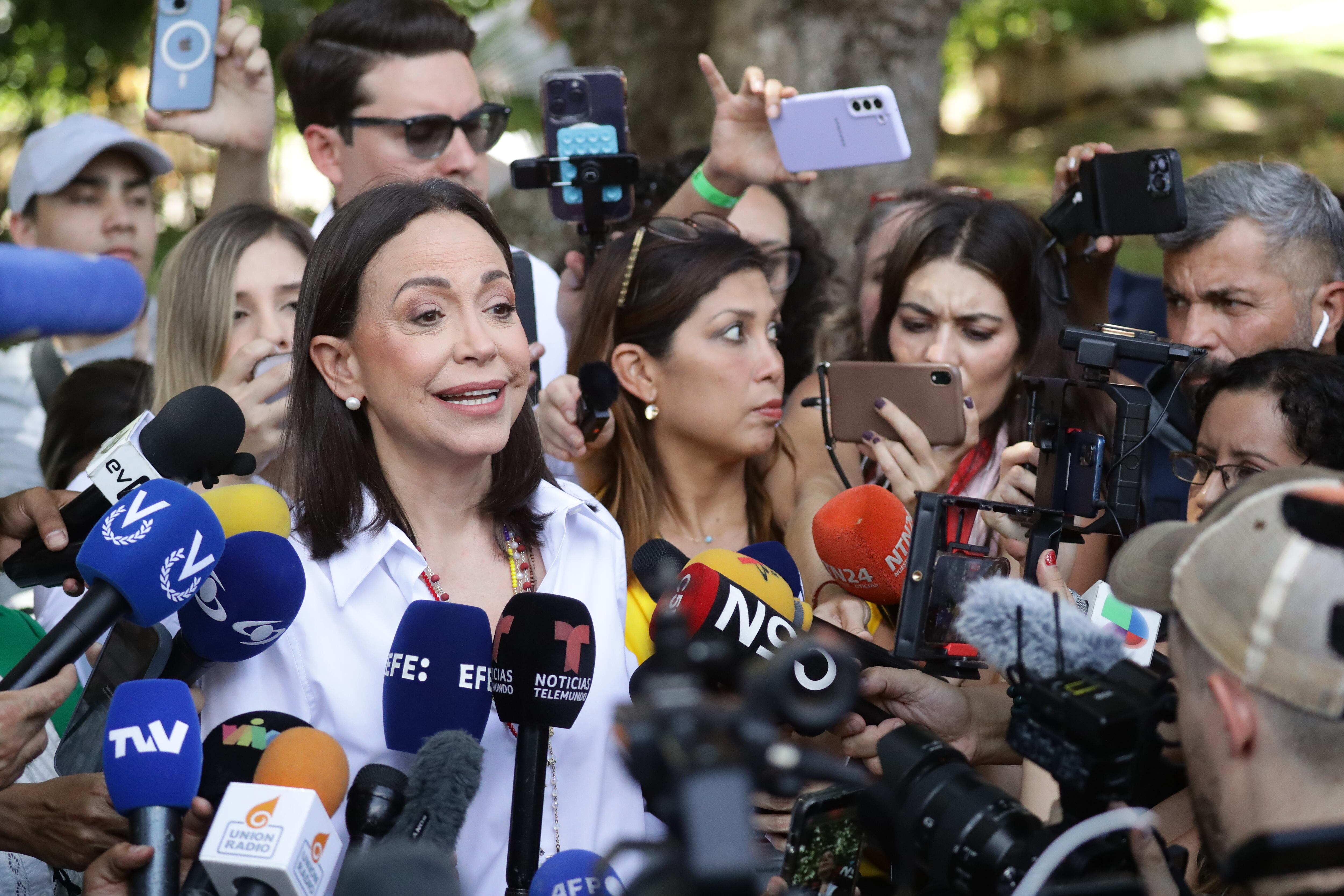 “Ahora vamos a cobrar, por eso hay que mantenernos firmes, organizados y movilizados, con el orgullo de haber logrado un triunfo histórico el 28 de julio” expresó la líder venezolana María Corina Machado (EFE/ Ronald Peña R)
