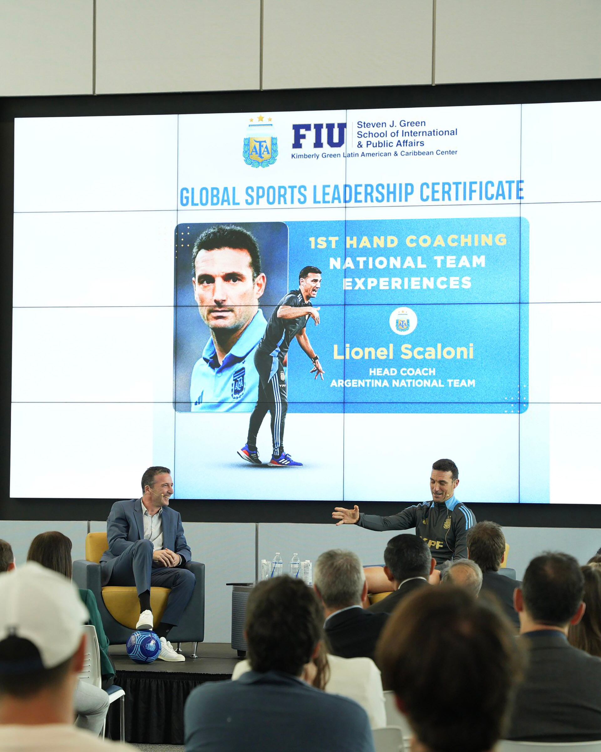 Lionel Scaloni dio una charla en la Universidad de Miami