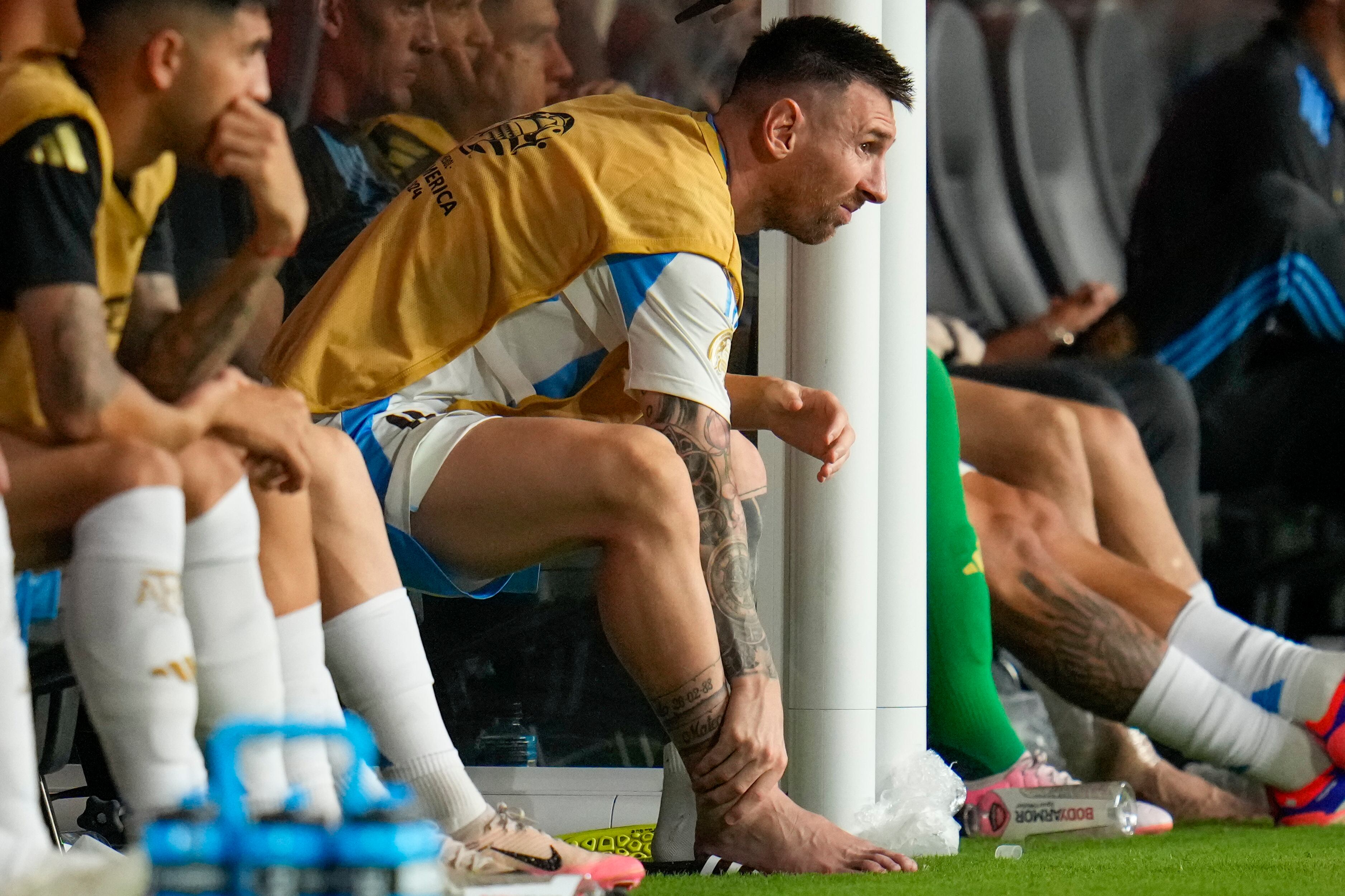 Messi, en el banco de suplentes del Hard Rock Stadium, ya lesionado (AP Foto/Julio Cortez)