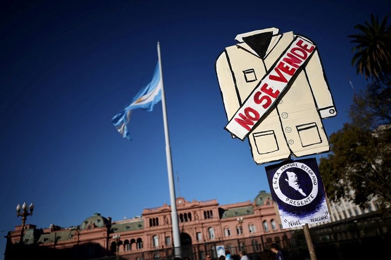 Una persona sostiene un cartel frente a la Casa Rosada durante una protesta de estudiantes, docentes y dirigentes universitarios contra los recortes a la educación pública dispuestos por el presidente Javier Milei. REUTERS/Agustin Marcarian