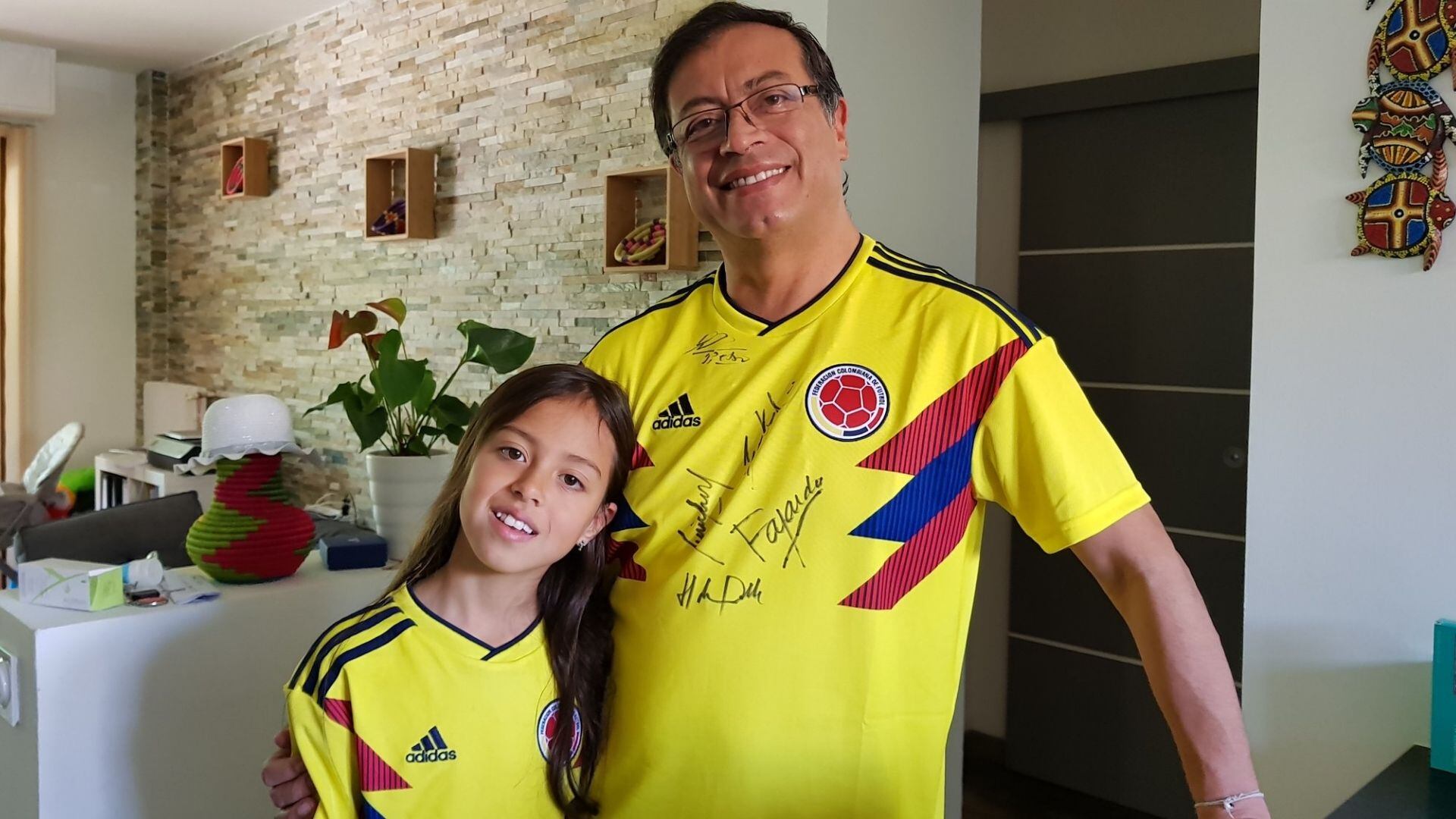 Gustavo Petro con la camisa de la Selección Colombia