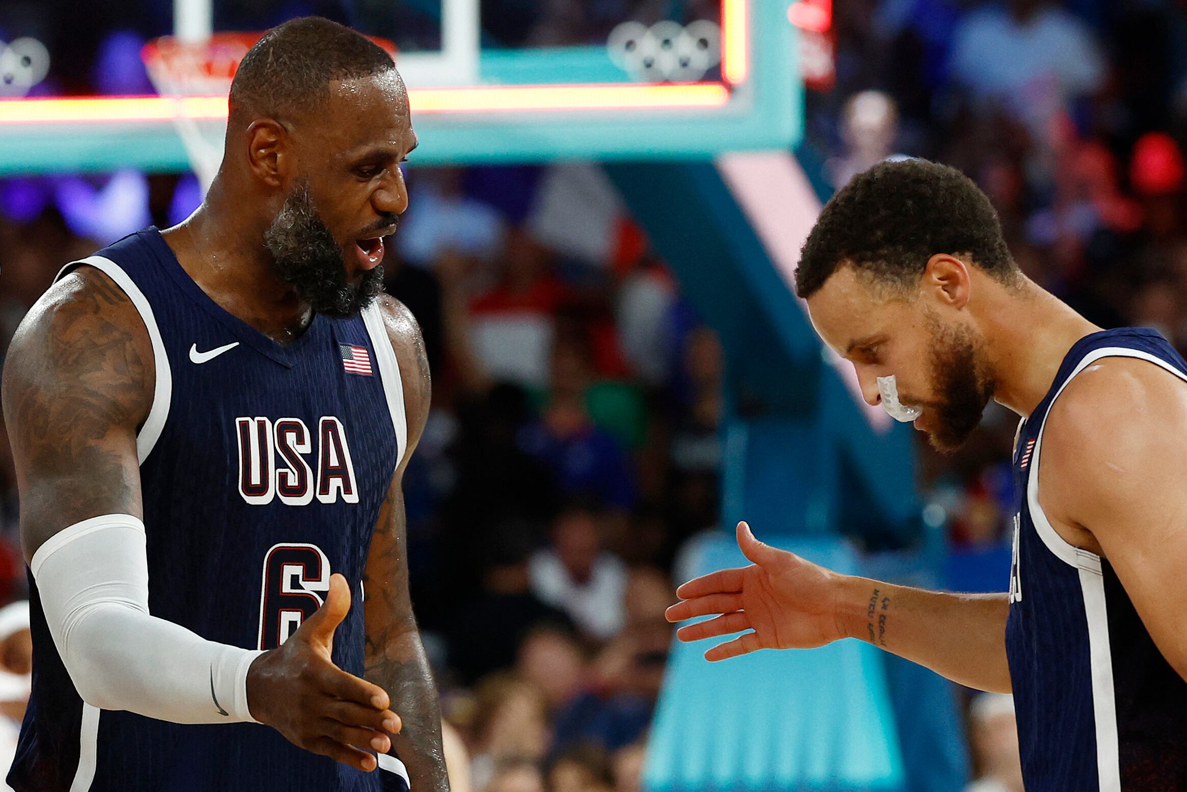 LeBron James junto a Stephen Curry durante los Juegos Olímpicos de París 2024 (REUTERS/Evelyn Hockstein)