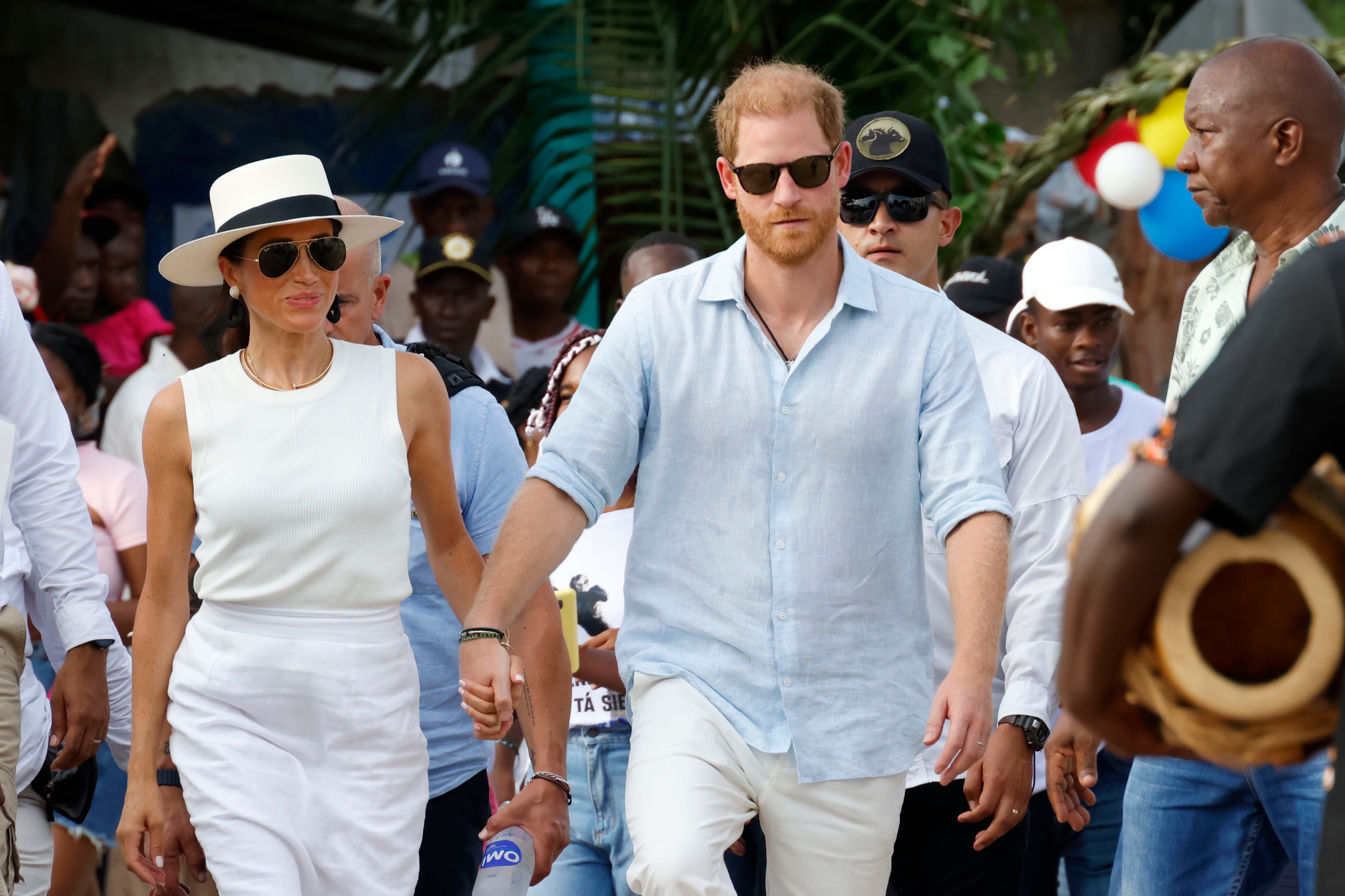 Los duques de Sussex, el príncipe Harry y Meghan, recorren las calles durante una visita este sábado a San Basilio de Palenque (Colombia). EFE/ Ricardo Maldonado
