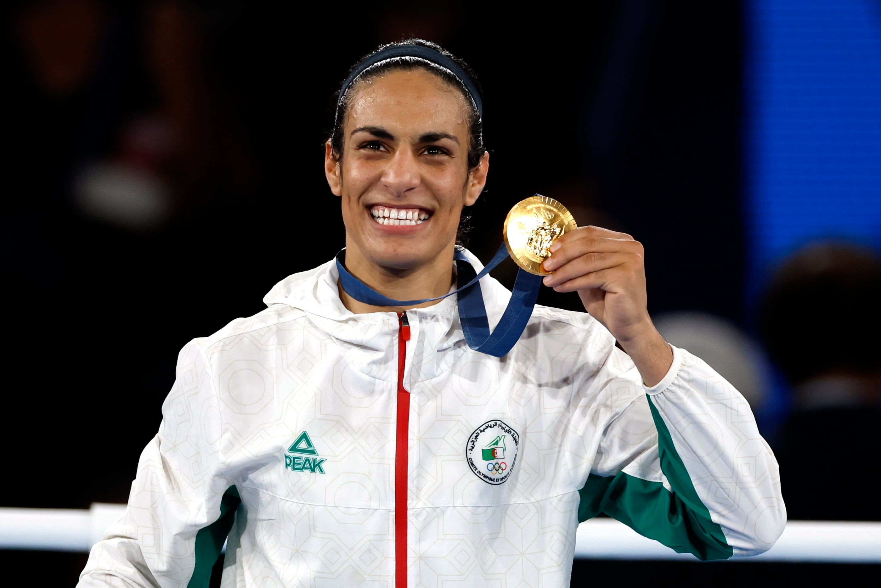 La ganadora de la medalla de oro, Imane Khelif, de Argelia, posa en el podio tras imponerse en la final femenina de 66 kg en los Juegos Olímpicos de París 2024. (EFE/EPA/MAST IRHAM) 