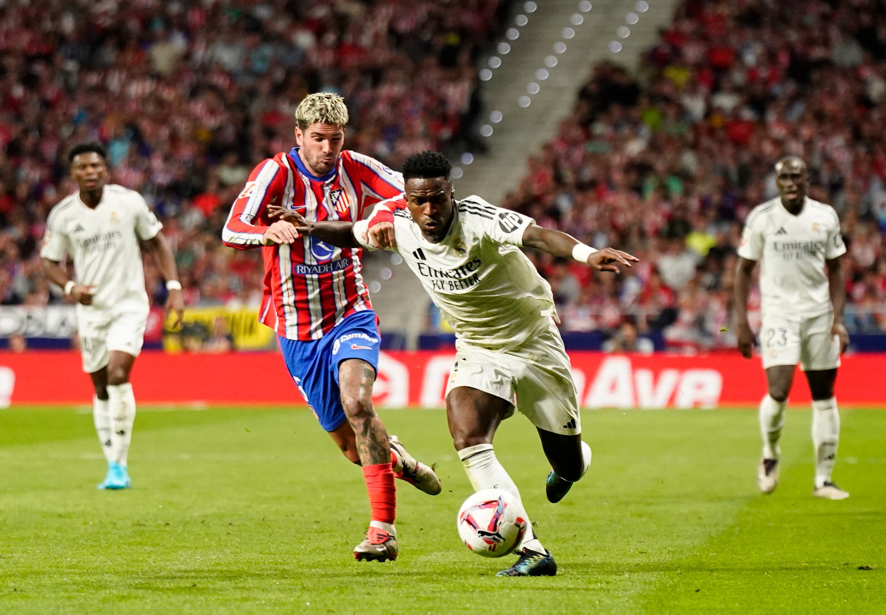 Vinicius y De Paul.  (REUTERS/Ana Beltran)