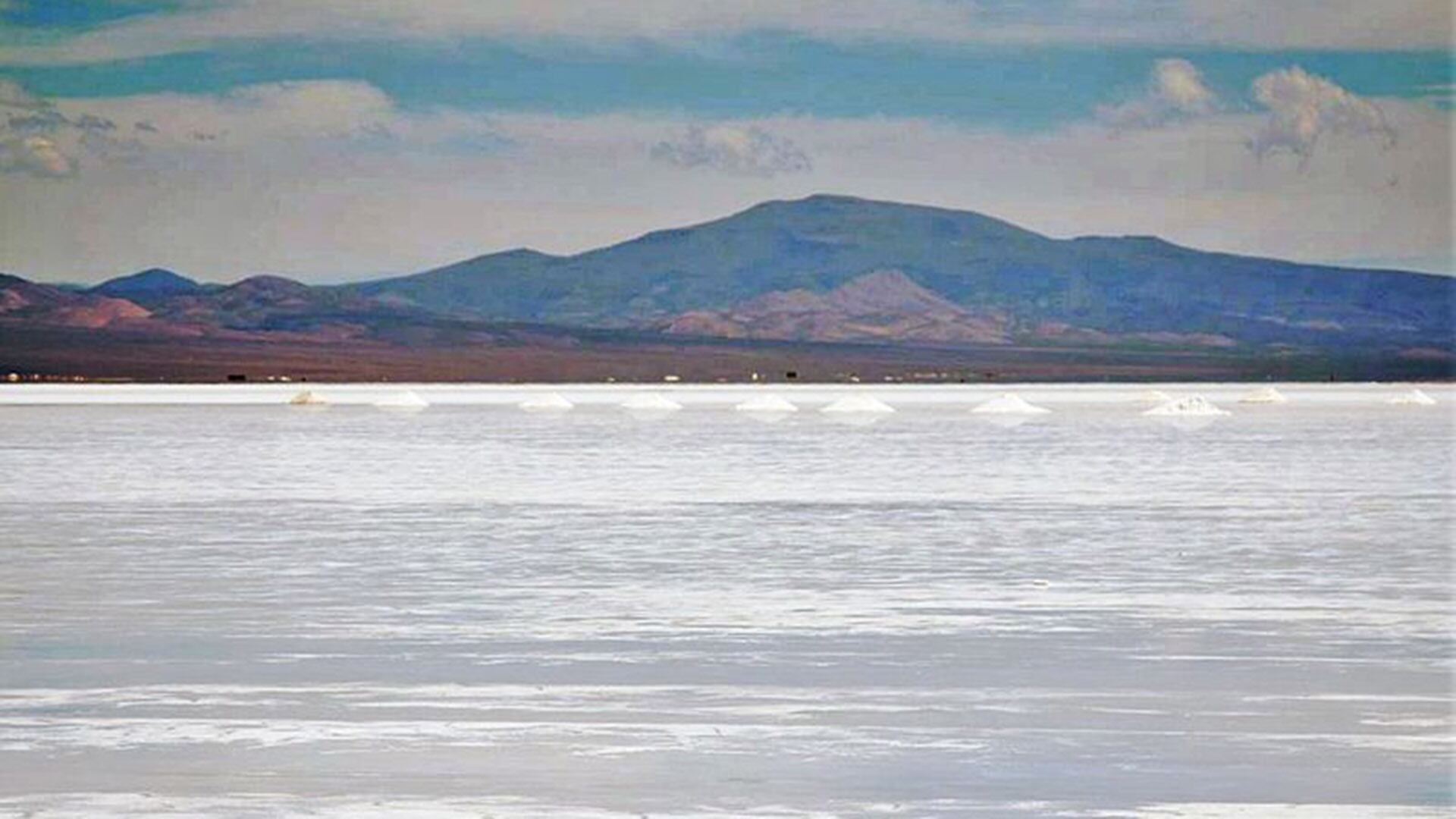 Durante la temporada de lluvias, las Salinas Grandes se transforman en un espejo turquesa que refleja el cielo (Wikipedia)