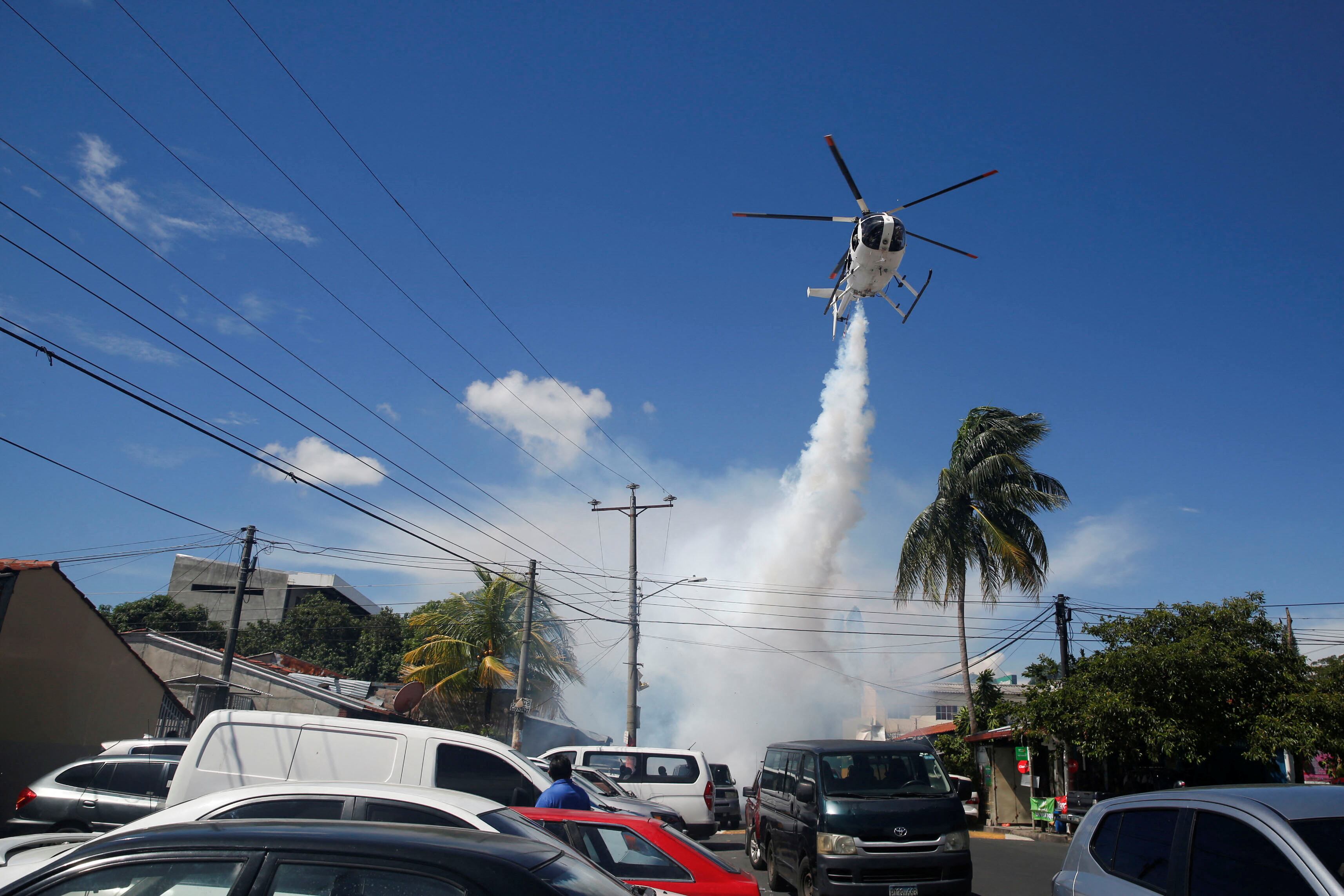 Algunos países como El Salvador, utiliza helicópteros para esparcir insecticida contra el mosquito del dengue (REUTERS/Jose Cabezas)